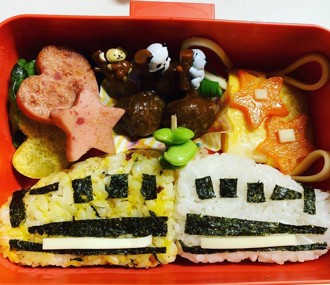 のインスタグラム：「「新幹線のお弁当か、鬼滅のお弁当」という難易度が高い注文を受けたので 新幹線にしました苦笑  見えるかな？  ドクターイエローと、のぞみ　　？？  のイメージです。  鬼滅の刃のお弁当とか作ってるママがいたら本気で尊敬すると思う笑笑 　 全部食べてくれますように。  #4歳 #男の子 #遠足弁当 #キャラ弁初心者 #新幹線お弁当シリーズ #ドクターイエロー #のぞみ #男の子お弁当」