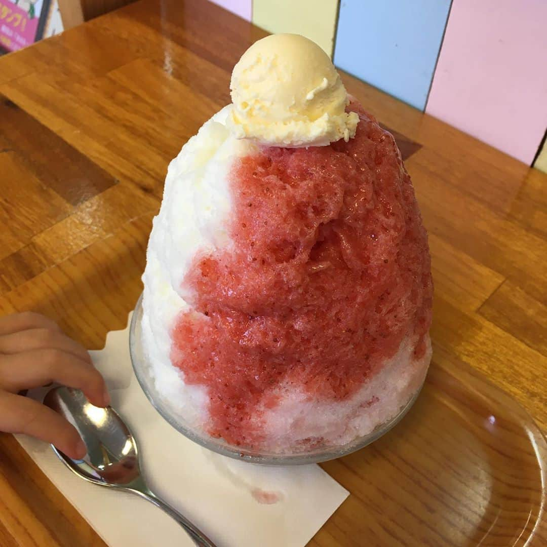 蒲生麻由さんのインスタグラム写真 - (蒲生麻由Instagram)「きっと今年最後のかき氷になるかな🍧﻿ ﻿ #369farmcafe #今年最後のかき氷かな ﻿ #シークワーサーかき氷 ﻿ #いちごミルクかき氷 #沖縄カフェ ﻿ #familytime #家族旅行」11月6日 7時16分 - mayugamo_lamana