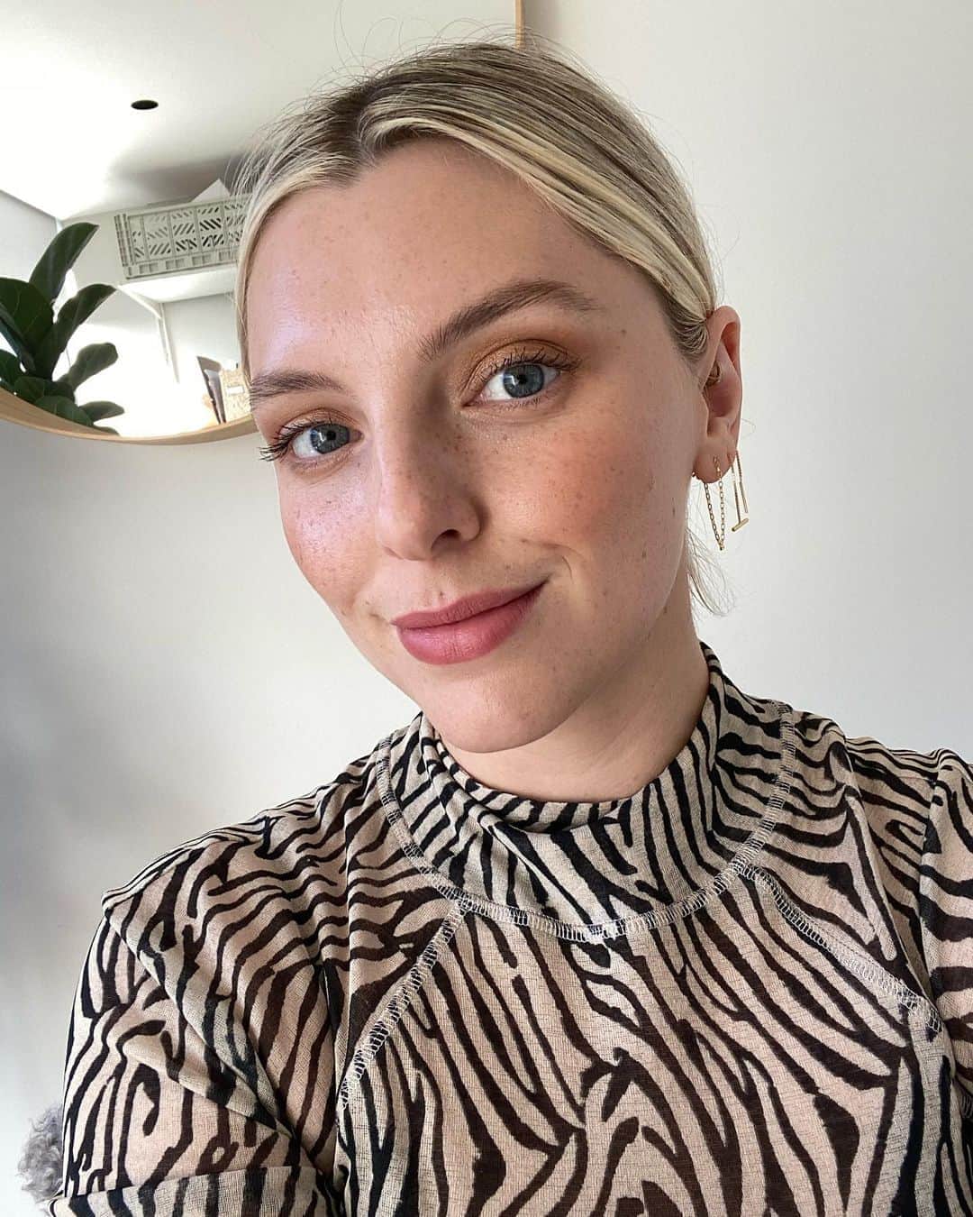 Estée Lalondeのインスタグラム：「No filter baby hiiiii 👋 Lockdown 2.0 is weird. I feel weird. How do you feel?」