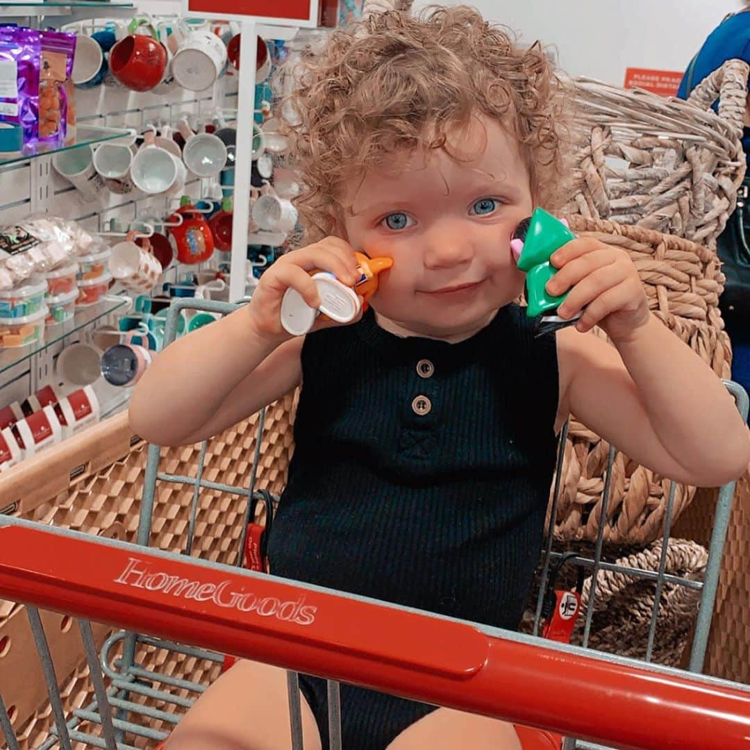 メリッサ・モリナロさんのインスタグラム写真 - (メリッサ・モリナロInstagram)「The only thing good at HomeGoods this cutie! Please tell me I'm not the the only one who never finds anything at this store! Seashell frames are just not my vibe😂」11月6日 7時24分 - melissamolinaro