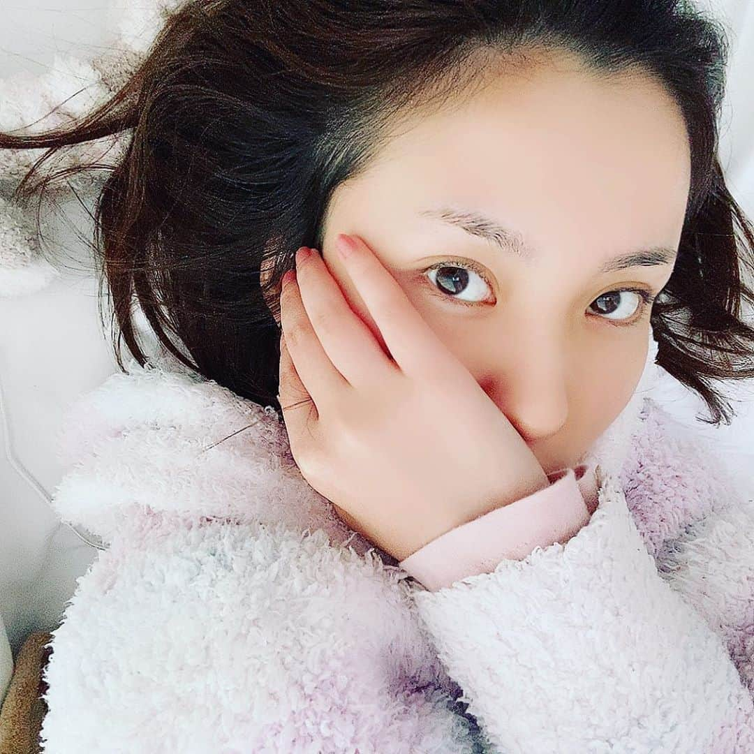 春名風花さんのインスタグラム写真 - (春名風花Instagram)「まだ朝じゃありません… 5分だけ…  #春名風花 #二度寝」11月6日 7時25分 - harunafuka