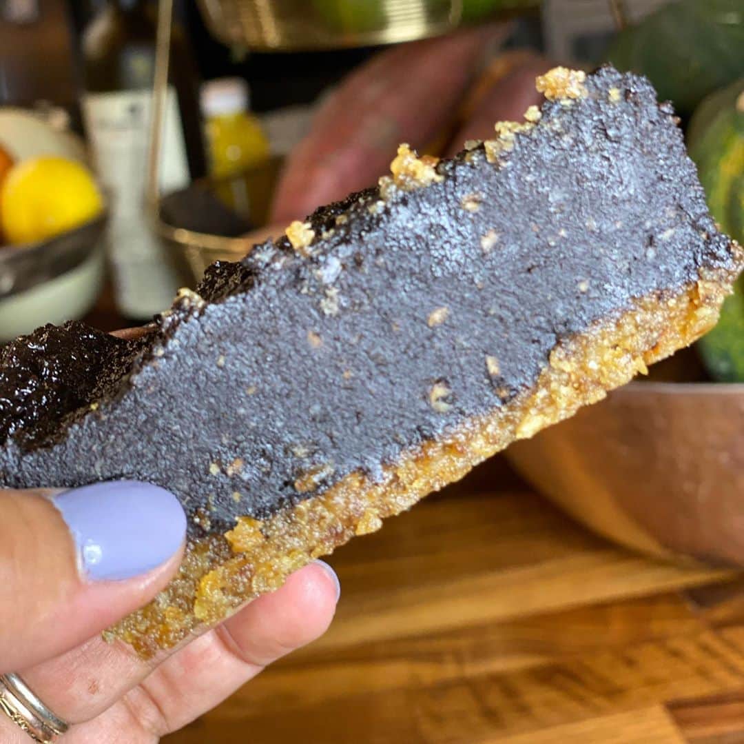 ケリスのインスタグラム：「I've been trying some new things and experimenting with raw ingredients . This is a black cocoa cold pressed lemon infused raw pie. It has no sugar or dairy . So it's raw vegan . What do you think ? Have you ever tried raw pie? It's surprisingly delicious and good for you .」
