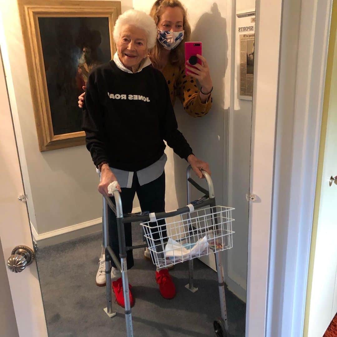 ボビー・ブラウンさんのインスタグラム写真 - (ボビー・ブラウンInstagram)「Meet @bobbierose100 who was 101 when I met her and used her as a model for Lord and Taylor. She is now 104.5. Her grand daughter says she might be slowing down but she walked faster than me. She was one of the first to get and use @jonesroadbeauty You’ll always be bobbie101 to me. Love you. Thank you @alexgschulz」11月6日 7時37分 - justbobbidotcom