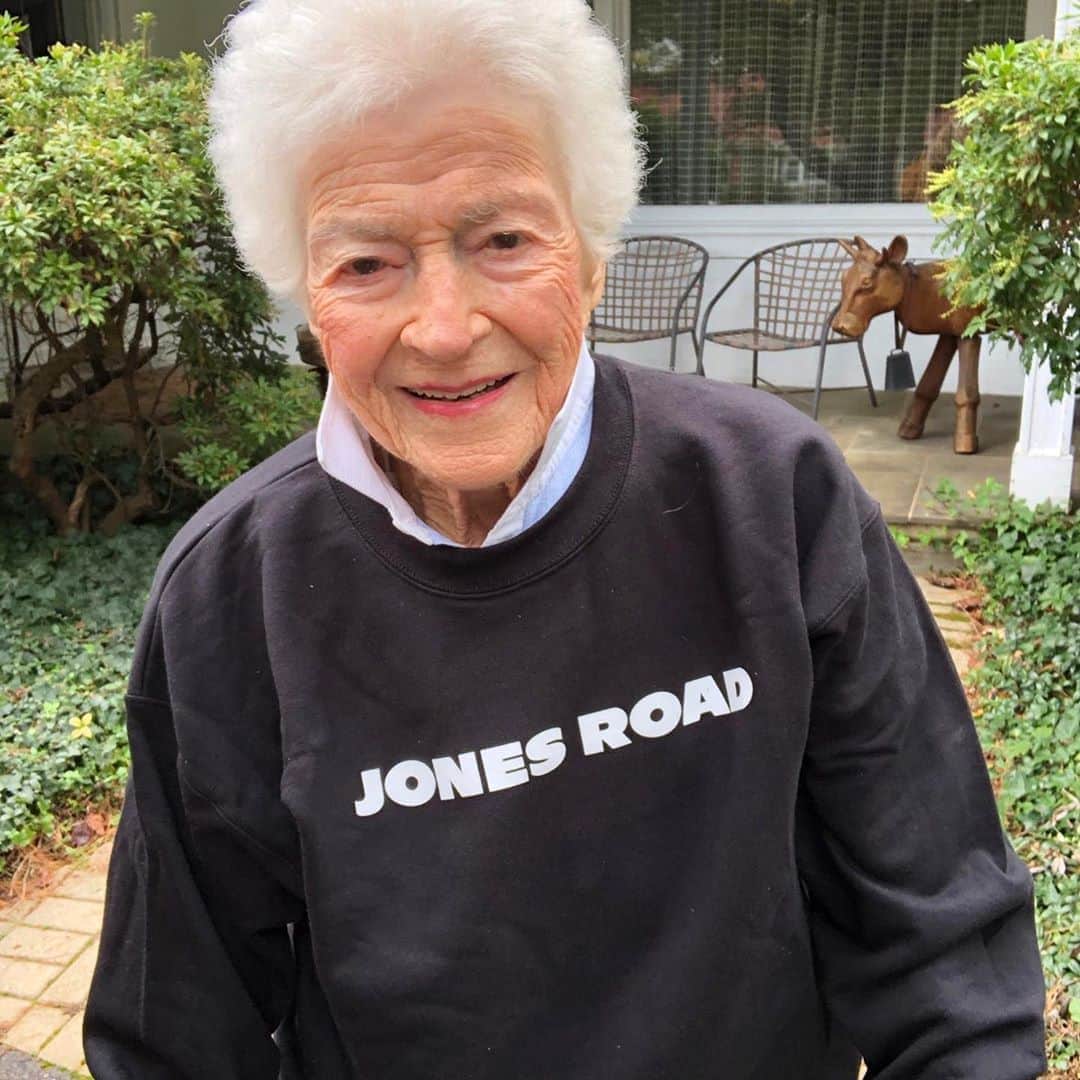 ボビー・ブラウンのインスタグラム：「Meet @bobbierose100 who was 101 when I met her and used her as a model for Lord and Taylor. She is now 104.5. Her grand daughter says she might be slowing down but she walked faster than me. She was one of the first to get and use @jonesroadbeauty You’ll always be bobbie101 to me. Love you. Thank you @alexgschulz」