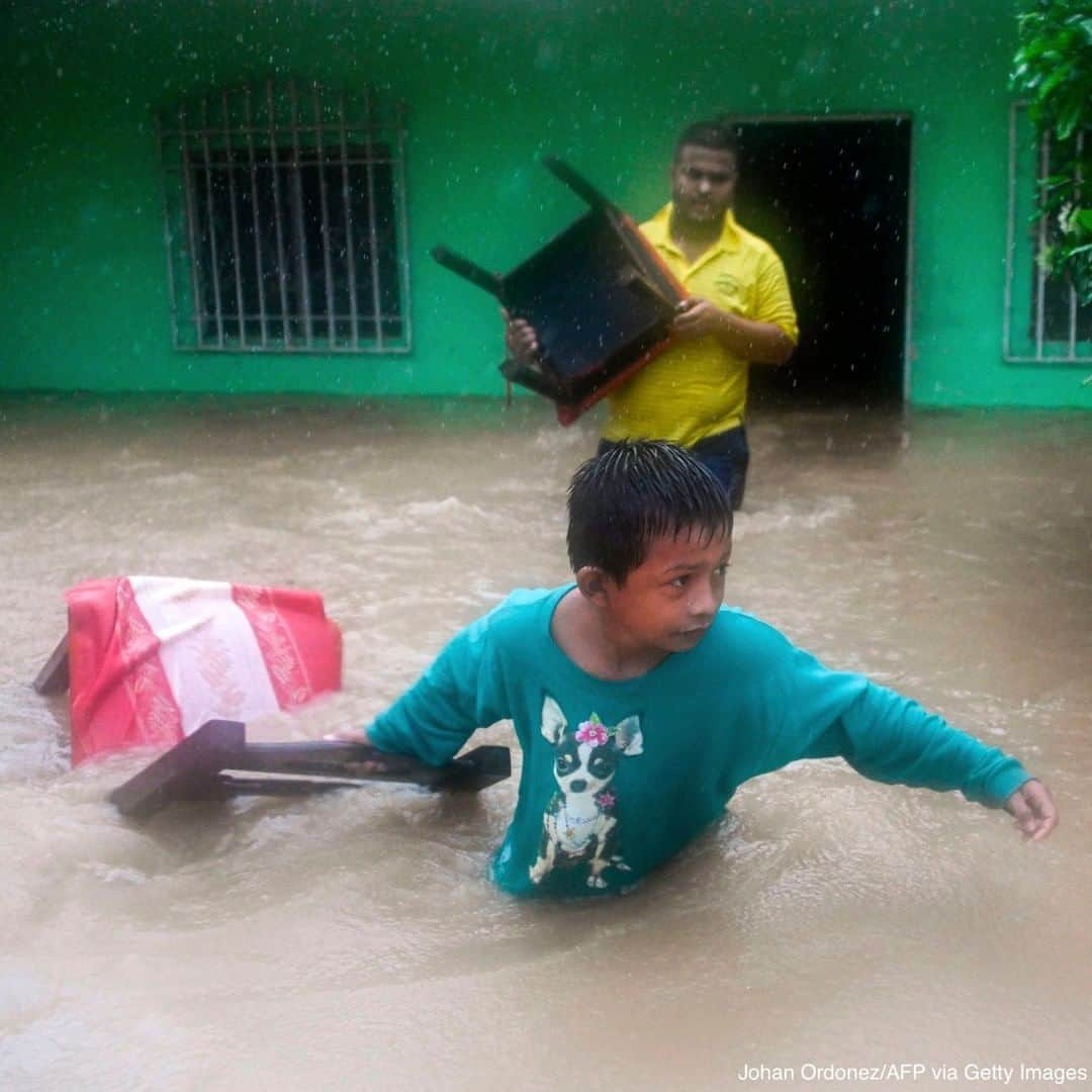 ABC Newsさんのインスタグラム写真 - (ABC NewsInstagram)「A boy and man carry chairs from a flooded house after heavy rains from Eta, in Puerto Barrios, Izabal, in Guatemala.  The storm has weakened to a Tropical Depression, but continues to produce deadly floods in Central America.」11月6日 7時42分 - abcnews