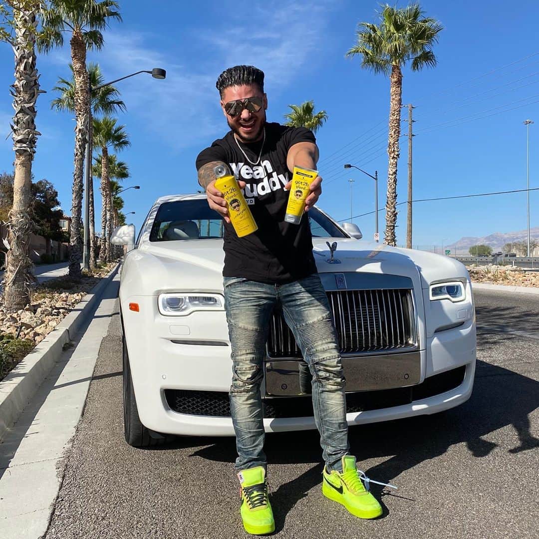 Pauly Dのインスタグラム：「Criticism Comes To Those Who Stand Out.... Express Yourself 💯 #paulydpositivity」