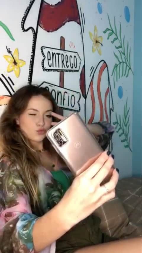 ライサ・チャダッドのインスタグラム：「Um smartphone incrível da @motorolabr , feito para quem está buscando seus sonhos e compartilhando seu propósito. #motog9 #vocequervocetem #hellomoto」