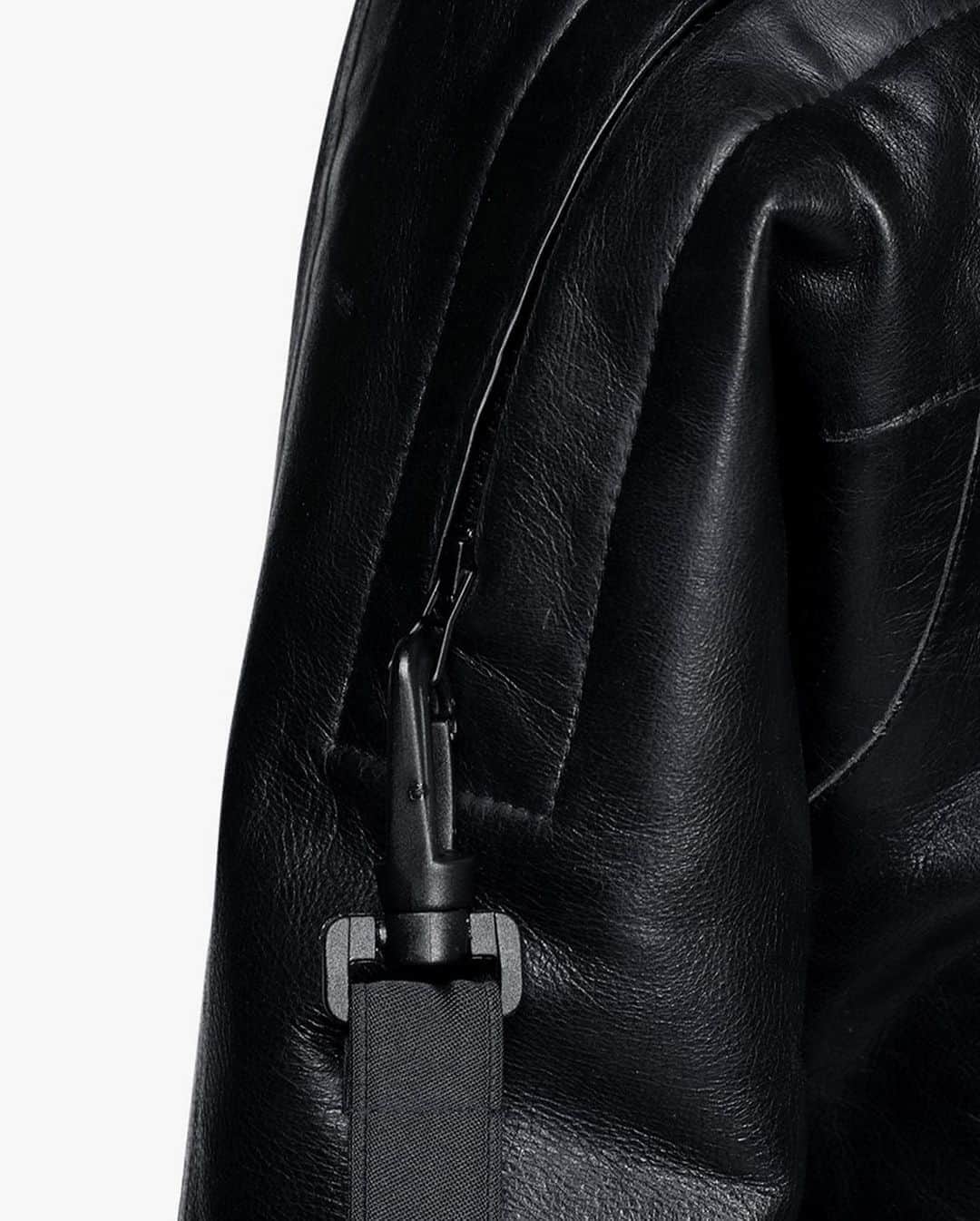 HYPEBEASTさんのインスタグラム写真 - (HYPEBEASTInstagram)「@hypebeaststyle: @balenciaga continues its inspiration from sporting territories with the release of its shiny leather scuba style jacket. The Demna Gvasalia-helmed label has crafted the jacket from calf leather and has added a chunky full-length zip down the middle, which makes the piece look as if it’s a hybrid between scuba and motocross gear. Branding on the funnel neck and “blncg” stamping across the main chest area livens up the jacket, while an elongated branded strap on the left arm has also been added. Priced at $5,800 USD, the jacket is available now via @luisaviaroma.⁠⠀ Photo: LUISAVIAROMA」11月6日 7時48分 - hypebeast