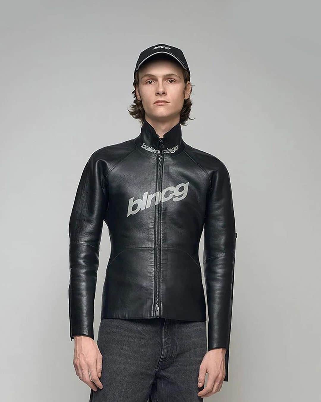 HYPEBEASTさんのインスタグラム写真 - (HYPEBEASTInstagram)「@hypebeaststyle: @balenciaga continues its inspiration from sporting territories with the release of its shiny leather scuba style jacket. The Demna Gvasalia-helmed label has crafted the jacket from calf leather and has added a chunky full-length zip down the middle, which makes the piece look as if it’s a hybrid between scuba and motocross gear. Branding on the funnel neck and “blncg” stamping across the main chest area livens up the jacket, while an elongated branded strap on the left arm has also been added. Priced at $5,800 USD, the jacket is available now via @luisaviaroma.⁠⠀ Photo: LUISAVIAROMA」11月6日 7時48分 - hypebeast