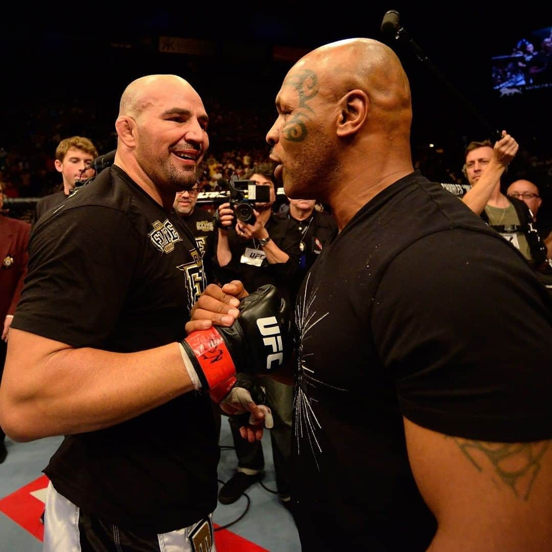 UFCさんのインスタグラム写真 - (UFCInstagram)「A moment with the legend! Who could forget @GloverTeixeira's meeting with @MikeTyson?  #UFCVegas13」11月6日 8時00分 - ufc