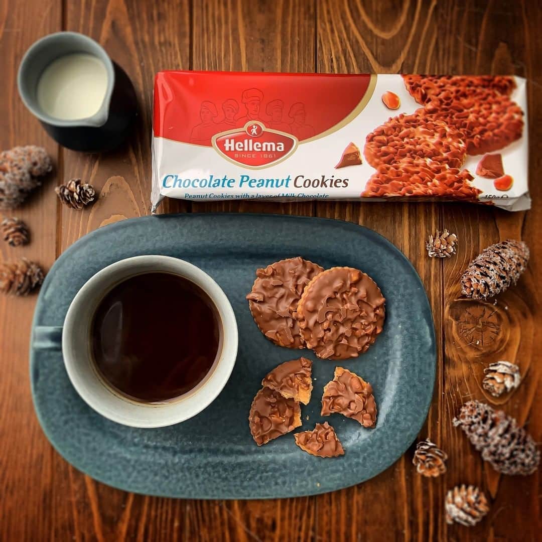 キタノ商事株式会社さんのインスタグラム写真 - (キタノ商事株式会社Instagram)「🇳🇱ヘレマ［チョコレート ピーナッツクッキー (冬季限定)] ロングセラーのピーナッツクッキーは冬になるとチョコがけバージョンが販売されているのはみなさんご存じでしょうか。ピーナッツの香りをまとったザクザクとしたピーナッツクッキーにチョコレートをコーティング。 ・ 昔ながらの変わらない味ですが、誰もが認める美味しさだからこそのロングセラー。お部屋にこもりがちなシーズンも［チョコレート ピーナッツクッキー]があれば大丈夫、そんな風におやつの時間のテンションを上げてくれるクッキーです。コーヒーとのペアリングも、もちろん◎。店頭で見かけた際にはぜひお試しください。 ・ ブランドの詳しい情報はハイライトの「ブランドについて」のリンクから。こちらのアカウントでご紹介しています。@kitano_pr ・ ・ #ヘレマ #チョコレートピーナッツクッキー  #キタノ商事 #世界のおいしさをキタノから ・ #hellema #ピーナッツクッキー #ピーナッツ #クッキー #ビスケット #珈琲 #coffee #コーヒータイム #コーヒーのある暮らし #お菓子 #輸入菓子 #おやつ #スイーツ #デザート #チョコレート #今日のおやつ #3時のおやつ #おやつタイム #おやつの時間 #おうち時間 #ご褒美 #美味しい #おうちカフェ #暮らしを楽しむ #期間限定 #新商品」11月6日 8時01分 - kitano_kk