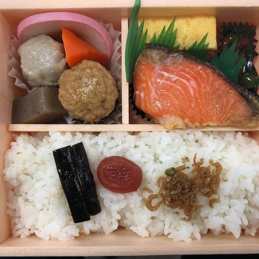 井林辰憲さんのインスタグラム写真 - (井林辰憲Instagram)「. 朝の#自民党本部 です  普段は食べないんですが  周りの議員がみんな食べてて。  ついついつられました。  日本人の習性でしょうか？  #井林ふらり  #国会らいふ」11月6日 8時05分 - ibayashi.tatsunori