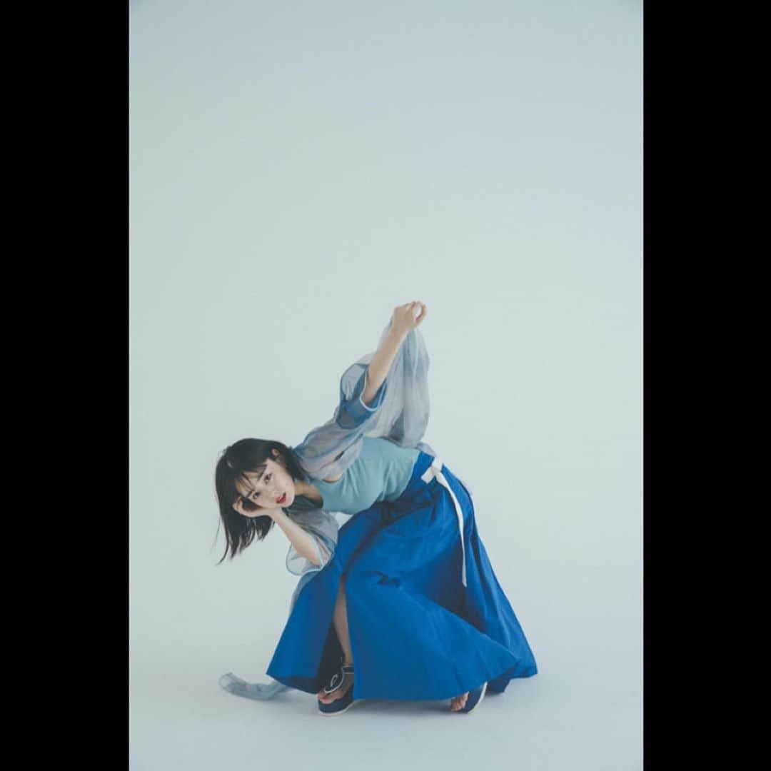 川上舞乃のインスタグラム：「伊原六花さん　2021年　カレンダーBOOK スタイリング致しました🌹  photo @tokyojorkphotogram  hairmake @yoshi.t7  model @rikka.ihara.official」