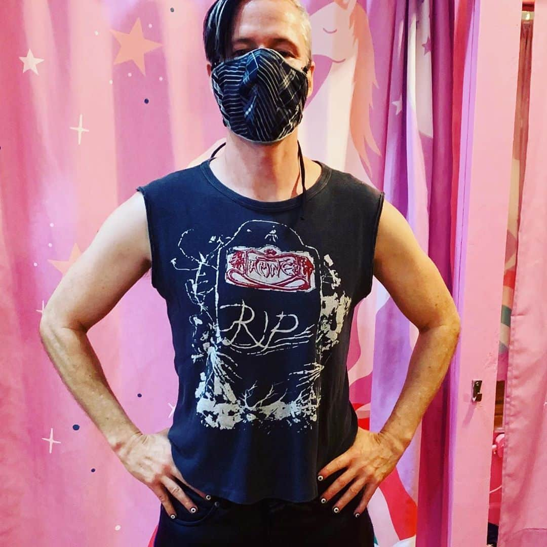 ジョン・キャメロン・ミッチェルさんのインスタグラム写真 - (ジョン・キャメロン・ミッチェルInstagram)「My score of the day! Vintage #TheDamned tshirt from @wyldstallynsvintage. To commemorate the Damned One who’s about to be jettisoned from the Oh So White House tonight hopefully. Rest in Purgatory, Scream in Hell.」11月6日 8時18分 - johncameronmitchell