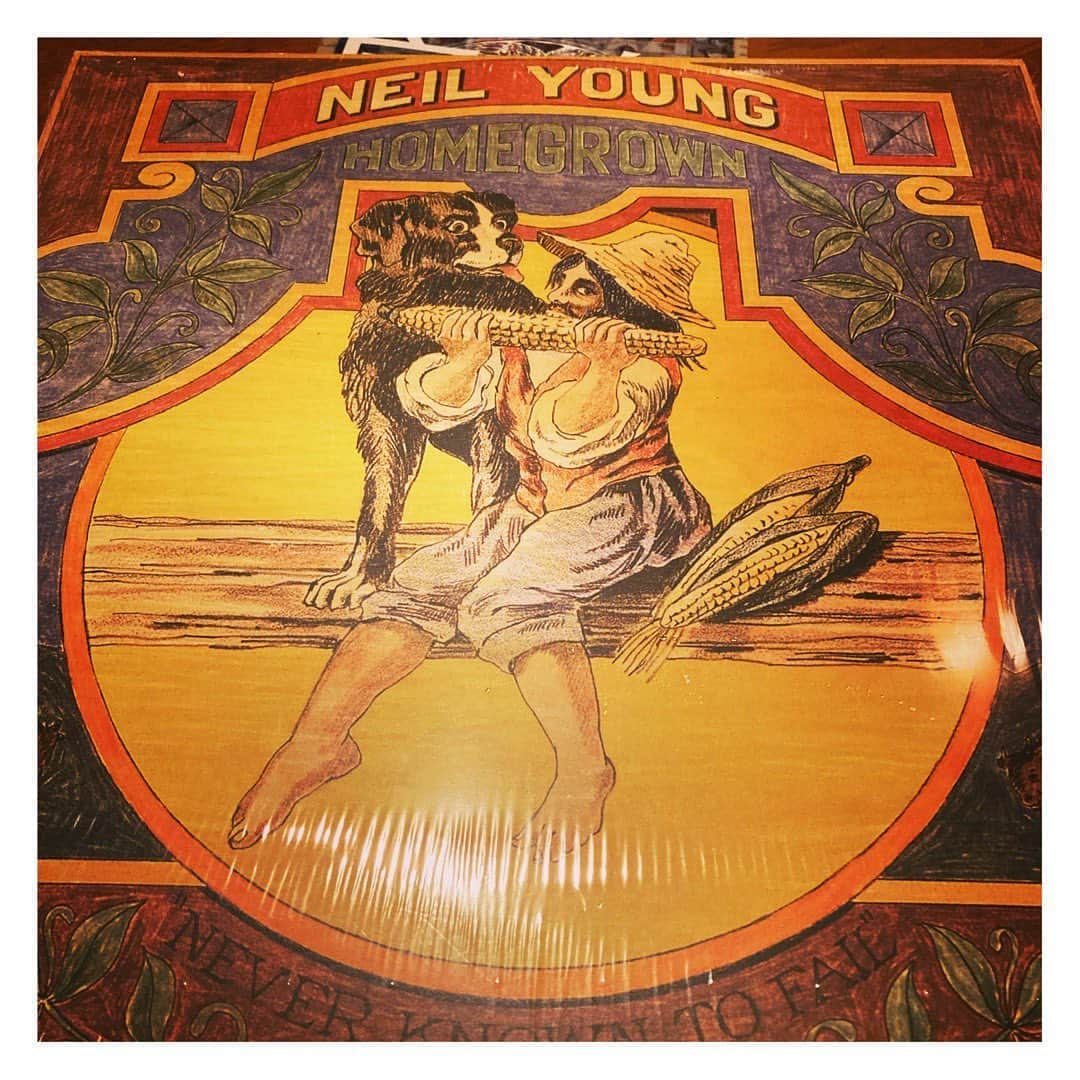 林幸治さんのインスタグラム写真 - (林幸治Instagram)「Neil Young ‎– Homegrown  1974年〜1975年にレコーディングされ、「on the beach」と「zuma」の間にリリースされるはずだった幻のアルバムが45年の時を経てリリース。 新譜なのにバリバリ70年代の雰囲気っていう。タイムトラベル感。  #neilyoung #vinyl #2020」11月6日 8時28分 - tct_koji_hayashi