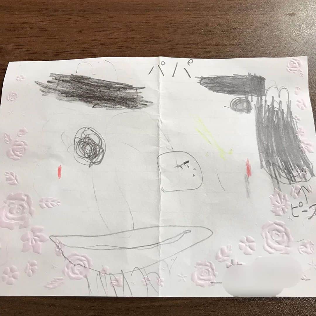 裕樹のインスタグラム：「娘からお手紙を  息子から絵を  もらった🌟手紙嬉しすぎる🎉  38歳になった  体重も63.5kgになった（笑）  不思議だなぁ  もう、試合で勝つ為に練習しなくても…いい  身体を気にしないなら、何を食べても…いい  22年間、ずっとやってきた事を、突然“やらなくていいよ”と言われても  かなり難しいね（笑）  キックボクシングの仕事も、ずっと続けられる事ではない  身体への負担は、物凄くある  少し休みながら、今後を考える必要があるね！  身体的に、心配な事も指摘されているので、一度しっかり、自分と向き合う時間をとります  さぁ、38歳1日目😆頑張るぞ‼️」