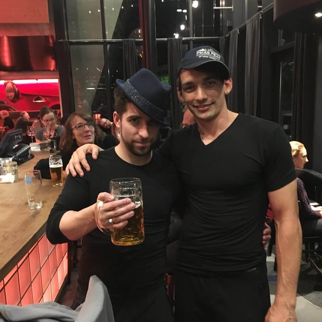 ネイサン・バーソロメイのインスタグラム：「From post competitions shenanigans to road trips from Chicago to Cali! The fun never ends. Happy birthday to two of my very good friends @bj.81 and @chris_knierim  Hope you guys have a great one! @teamtoddandjenni」