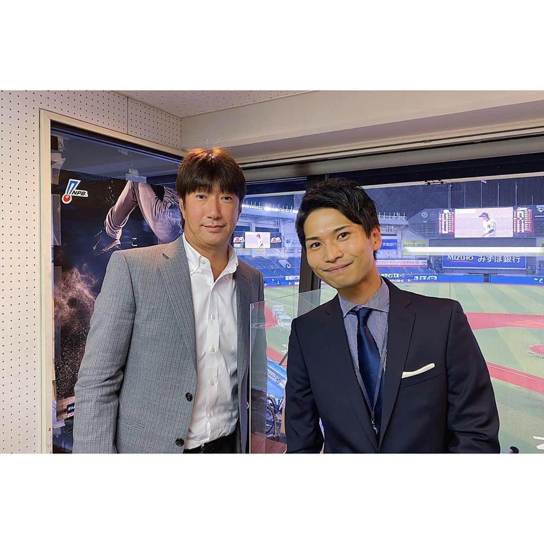 山田弥希寿さんのインスタグラム写真 - (山田弥希寿Instagram)「『RKBエキサイトホークス』『HBCファイターズナイター』今シーズン最後の実況。 ロッテ対ソフトバンク 24回戦 ‪解説は‬薮田安彦さん ・ CS進出に向けて負けられないロッテが連敗を止めました。 投げては美馬投手が低めを丁寧についた投球で、2017年以来の二桁勝利10勝目。 打つ方は安田選手の逆転打。 安田選手は「ソフトバンクともう一度戦いますか？」という質問に対して「もちろんです！」とCSに向けて力強いコメントを残していました。 ソフトバンクはロッテに勝利し、全ての球団から勝ち越し、完全優勝はなりませんでしたが、規定投球回到達を目指して粘りの投球を見せた東浜投手の熱投は、心にグッとくるものがありました。 ・ 4月に文化放送へ入社し、一年目から計4試合を喋らせてもらいました。 この仕事がやりたかったんだと再確認すると共に、試合に臨むまでにかける準備の時間、引き出しを増やすための努力、日々の積み重ねの大切さを知ったシーズンでした。 ・ 放送をお聞きいただいた方へ、ありがとうございました！ ・ #薮田安彦 さん #ZOZOマリンスタジアム #RKBラジオ #HBCラジオ #千葉ロッテマリーンズ ‪#chibalotte ‬ #福岡ソフトバンクホークス #sbhawks  #npb #プロ野球 #野球 #実況 #アナウンサー #山田弥希寿」11月6日 8時27分 - mikitoshi_617