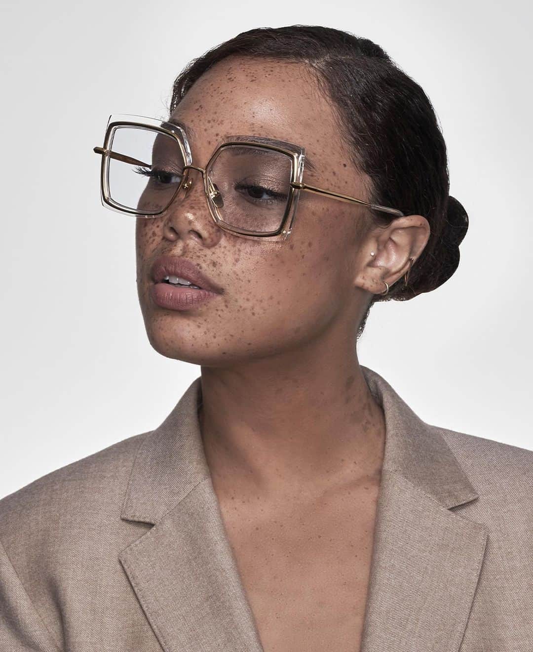 ディタのインスタグラム：「New for the season, DITA’s Crystal Clear Narcissus adds a refined and chic finishing touch to any look. Available now on DITA.com and select retailers.  #DITA #DITAeyewear #DITAnarcissus #DITAsunglasses」