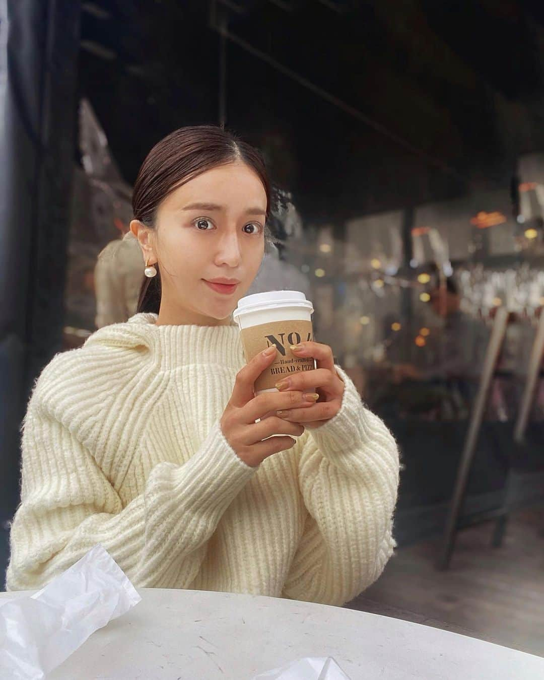 丸山悠美さんのインスタグラム写真 - (丸山悠美Instagram)「コーヒーは基本ブラック派。 運動前にはコーヒー！ 集中力が上がって脂肪燃焼♡ らくちんニットパーカーは @birthdaybashshop   #morning #coffee #cafe #birthdaybash #coordinate #コーヒー #おはよう #カフェ #東京カフェ #市ヶ谷カフェ #麹町カフェ #no4 #楽ちんコーデ #パーカー #ニット #白ニット #30代ファッション #30代コーデ」11月6日 8時31分 - maruyumi