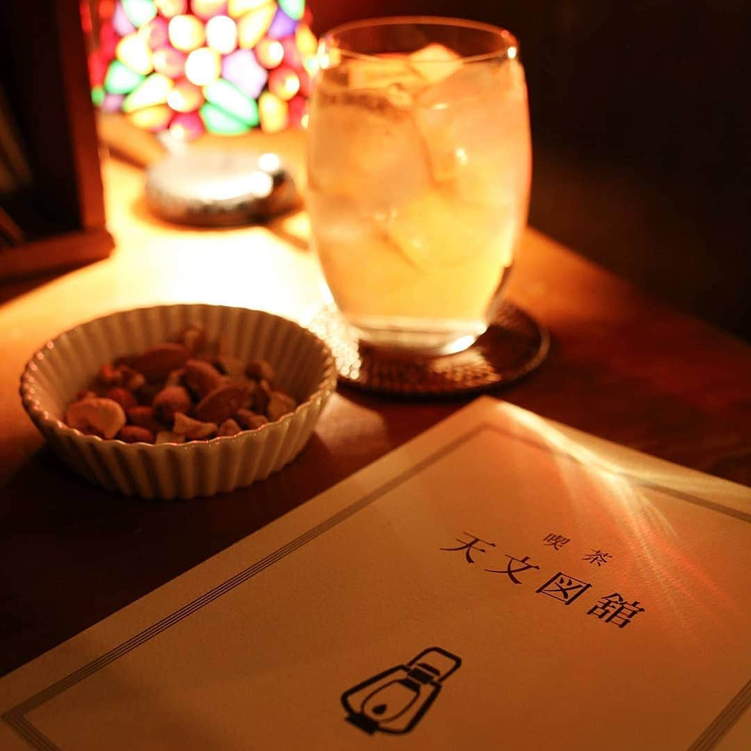 く～さんのインスタグラム写真 - (く～Instagram)「今は朝だけど夜の写真。  阿佐ヶ谷にて夜喫茶。 よるのひるねの斜向かいに有ります。  今回は2階で。レトロでぐっと落ち着いた店内はまさに好み。  テーブルにはメニューと共に便箋と封筒があり、置き手紙が出来るみたいです。と言う訳で私も書いてみました😀  メニューはナポリタンやクリームソーダからサワーやハイボール等。夜だしハイボールにしました😋  かつて阿佐ヶ谷にあった雨水と雰囲気がとても似ているなぁ。店主さんに伝えると、やはり他のお客さんからも言われるそう。雨水はとても落ち着く場所だったから、阿佐ヶ谷にこんな素敵なお店が出来て嬉しいです。  阿佐ヶ谷の雰囲気ともピッタリ。ひとりになりたい時に行きたい。  #喫茶店 #喫茶 #阿佐ヶ谷#レトロ  #ハイボール #夜 #中央線が好きだ #夜カフェ」11月6日 8時35分 - cafecafecoo