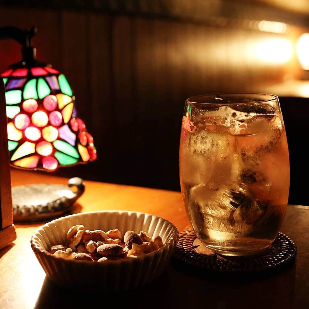 く～のインスタグラム：「今は朝だけど夜の写真。  阿佐ヶ谷にて夜喫茶。 よるのひるねの斜向かいに有ります。  今回は2階で。レトロでぐっと落ち着いた店内はまさに好み。  テーブルにはメニューと共に便箋と封筒があり、置き手紙が出来るみたいです。と言う訳で私も書いてみました😀  メニューはナポリタンやクリームソーダからサワーやハイボール等。夜だしハイボールにしました😋  かつて阿佐ヶ谷にあった雨水と雰囲気がとても似ているなぁ。店主さんに伝えると、やはり他のお客さんからも言われるそう。雨水はとても落ち着く場所だったから、阿佐ヶ谷にこんな素敵なお店が出来て嬉しいです。  阿佐ヶ谷の雰囲気ともピッタリ。ひとりになりたい時に行きたい。  #喫茶店 #喫茶 #阿佐ヶ谷#レトロ  #ハイボール #夜 #中央線が好きだ #夜カフェ」