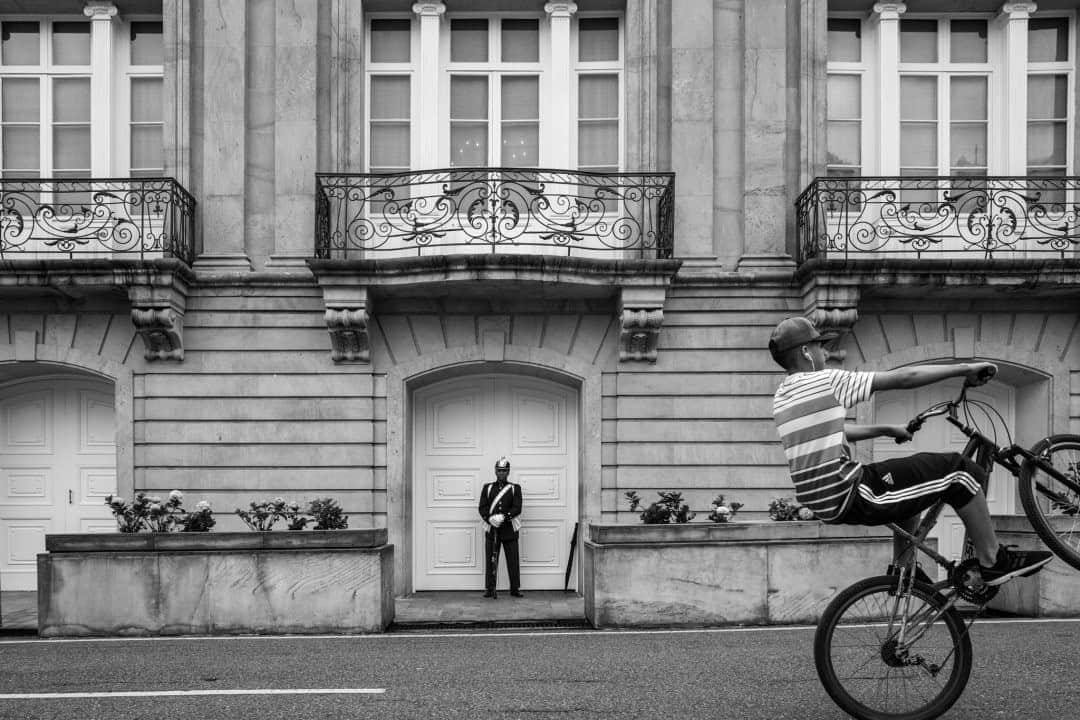 National Geographic Travelさんのインスタグラム写真 - (National Geographic TravelInstagram)「Photo by @juancristobalcobo / A cyclist rides his bicycle in front of a guard at the Casa de Nariño, the presidential palace, in Bogotá, Colombia. Every Sunday starting at seven in the morning, thousands of people claim the streets of this city’s main avenues and highways, replacing cars with bicycles, skates, scooters—or just plain walking. The event dates back to 1976 when a group of citizens concerned about the lack of public space for sports practice demanded that the city closed stretches of roads usually filled with cars and buses. The experiment, called Ciclovía or Bikeway, continues to grow and has become one of the main attractions of this city, which is usually choked by impossible traffic. #bogota #colombia #bicycles」11月6日 8時35分 - natgeotravel