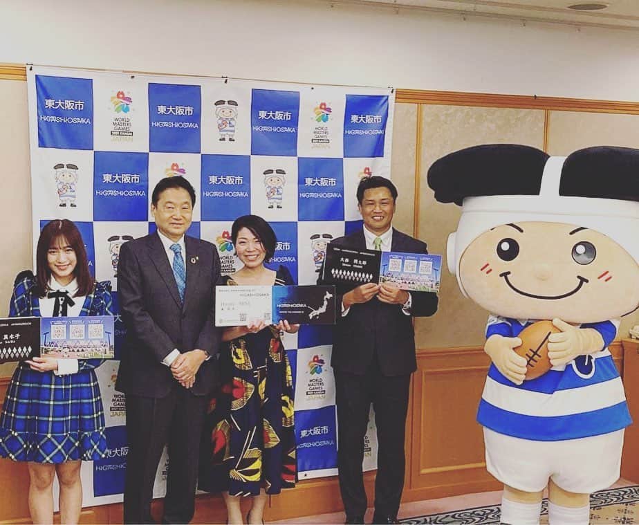 のインスタグラム：「この度、生まれ故郷である大阪府東大阪市の魅力と情報を発信する「チーム東大阪アンバサダー」に任命していただきました。自分を育ててくれた場所からこのような大役を仰せつかり大変光栄に思います。東大阪は花園ラグビー場もあり、ラグビーの街であるのはもちろんですが、世界的にも高い製造技術を持つ企業が多数集結する「モノづくりのまち」としても有名です。これからもSKE48キャプテン斉藤真木子さんとアフリカと東大阪の架け橋として活動されている峯開美さんと（あっ、トライくんもだね😙）一緒に東大阪の魅力を発信していければと思います。精一杯頑張ります。 #東大阪市 #チーム東大阪アンバサダー #アンバサダー #斉藤真木子 #峯開美 #トライくん #大西将太郎 #週ひが」