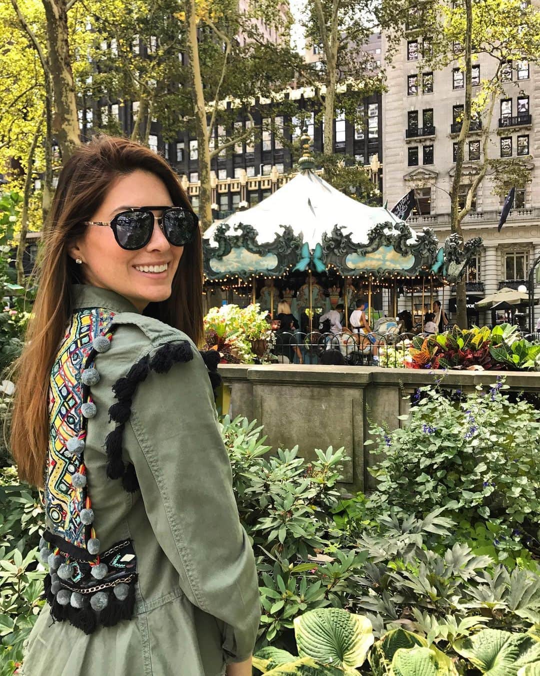 María Gabriela Isler Moralesのインスタグラム：「¿Sabes cuál es tu belleza colateral? ⁣🍃  ⁣ Hace días estaba buscando una película y sin pensar elegí #BellezaColateral ✨. Perfecta para quienes han tenido una pérdida familiar o no entienden por qué la vida les pone ciertos retos en el camino. ⁣ ⁣ Y es que a veces solo vemos lo negativo, nos cegamos en el dolor, inconformidades, en la rabia, y nos hacemos miles de cuestionamientos y reproches que nos quitan el sueño…⁣ ⁣  ¿Les ha pasado? A mí si 🤦🏻‍♀️. ⁣ ⁣ ¿Quiénes se estacan buscando respuestas 𝐪𝐮𝐞 𝐧𝐮𝐧𝐜𝐚 𝐯𝐚𝐧 𝐚 𝐭𝐞𝐧𝐞𝐫 y por momentos dejan de vivir literalmente? 🤔⁣ ⁣ La belleza colateral es esa que encontramos en la tristeza o en las alegrías, en todo aquello que nos rodea y tiene vida, en el aire, las flores, las sonrisas de otros, en la naturaleza, en el cielo, en nuestra fortaleza ante una situación difícil, en un abrazo, en la sinceridad de una lágrima, en las ocurrencias de los niñ@s, en el AMOR ♥️. Y así, en un sinfín de motivos que la mayoría del tiempo ignoramos. ⁣ ⁣ Hoy les quiero compartir algunos ejemplos de momentos en que descubrí esa belleza. ⁣ ⁣ 👁‍🗨 Mi belleza colateral: el divorcio de mis padres. Aunque tenía solo 6 años, esto marcó mi vida. Años después y luego de sanar mucho en relación a este tema, me reencontré con mi niña interior que, por alguna razón, se había quedado guardada en un rinconcito de mi. 🤸🏻‍♀️⁣ ⁣ 👁‍🗨 Mi belleza colateral: cuando mi hermana tuvo que irse con mis sobrinos a vivir a otro país. Esto me motivo a ser una mejor versión de mi para ellos y para mí misma 👩🏻‍💻. Puedo dar un curso de cómo ser la tía más cool vía Whatsaap 🤪⁣ ⁣ 👁‍🗨 Mi belleza colateral: perder mis tías maternas. Me invitó a creer que, si hay vida después de la muerte, y que no existen casualidades… Sin duda, tenemos ángeles cuidando de nosotros 🕊.⁣ ⁣ 👁‍🗨 Mi belleza colateral: irme de mi país al ganar Miss Universo. Fue un proceso muy difícil emocionalmente, ya que no estaba preparada para muchas cosas. Esto me hizo descubrirme independiente, fuerte, decidida, libre, arriesgada, y sobre todo, reforzó mis valores. 🙌🏼⁣ ⁣ Hoy quiero conocer tu belleza colateral 🌸⁣ ⁣ Cuéntame, ¿en qué circunstancia la descubriste?   #TBT」
