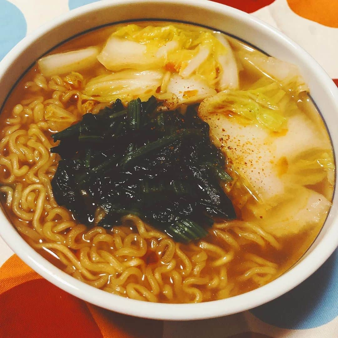 吉岡麻由子さんのインスタグラム写真 - (吉岡麻由子Instagram)「#朝ご飯　  #袋麺 #朝ラー 😆❗️﻿ ﻿ #カムジャ麺#감자면﻿ ﻿ じゃがいも澱粉を練り込んだ麺。﻿ つるっつるのもっちもち😋﻿ スープはピリ辛⭐︎﻿ ﻿ #白菜  を一緒に煮て #ほうれん草 をトッピング﻿ うっかり5分程煮込んでしまったけど﻿ 麺はしっかりぷりっぷり！﻿ 鍋の〆とかにも良さそう❤︎﻿ ﻿ 温ま〜る朝食！！﻿ ﻿ さ、エネルギーを消費出来るよう、﻿ 活動的な1日にしよ！！！﻿ …満腹で眠いが…笑。﻿ ﻿ ﻿ #🌅#🍜#🥬#🔥#💪#🥔﻿ ﻿  #寒くなってきましたね﻿ #皆様体調崩しませんように」11月6日 8時54分 - mayuko.1017