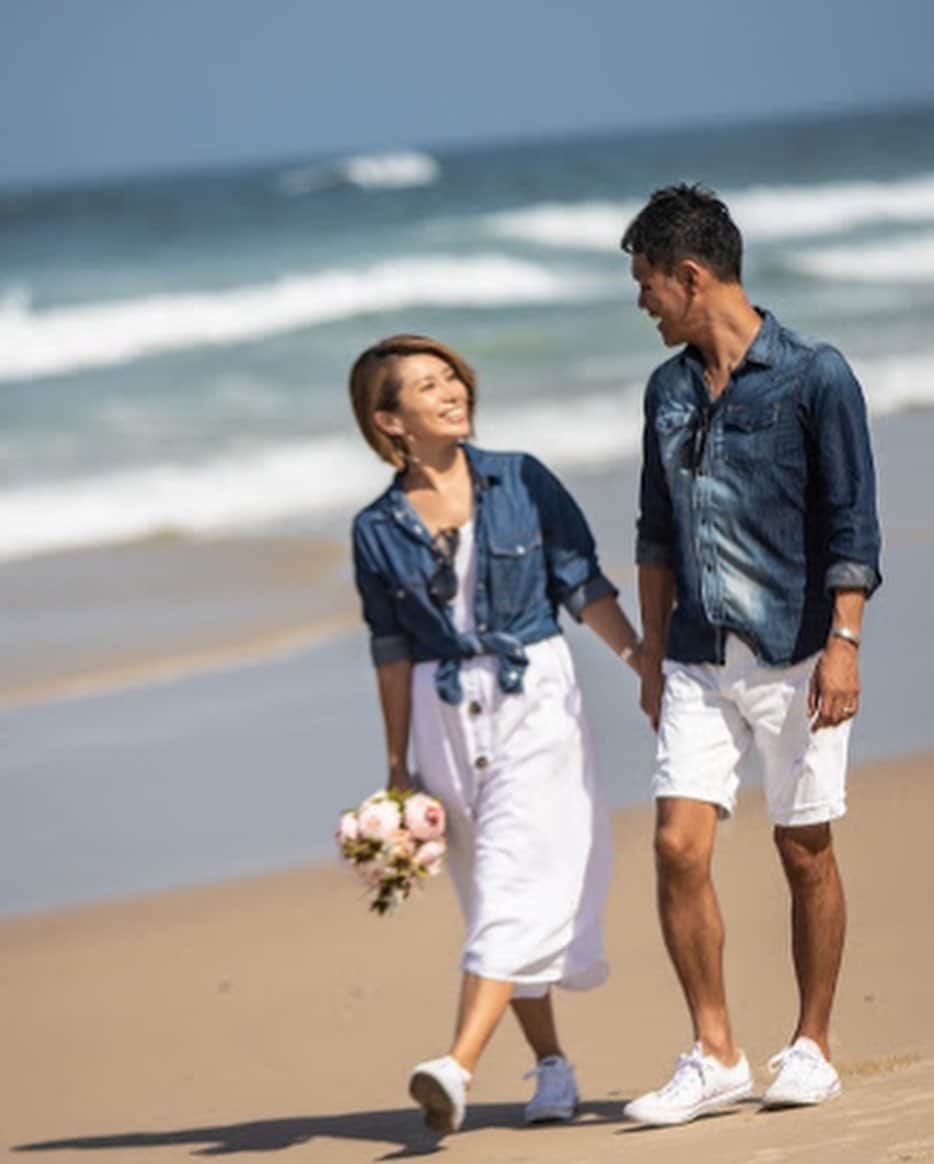 間瀬ゆきのインスタグラム：「もう2年💙  オーストラリアで 旦那さんのお友達たちが 結婚式してくれた日から 今日でちょうど2年🐨  懐かしいなぁ❤ またオーストラリア行きたい🥺  #オーストラリア #australia #オーストラリアウェディング #🇦🇺 #ウェディング #ウェディングフォト #wedding #weddingphotography #beachwedding #デニムウェディング」