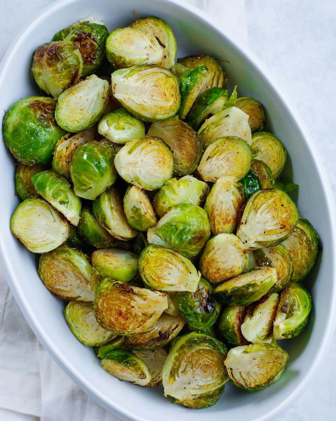 Easy Recipesさんのインスタグラム写真 - (Easy RecipesInstagram)「This Roasted Brussels Sprouts recipe is very simple and delicious. If you are not a fan of Brussels Sprouts, you need to rethink it through after trying this recipe because it has the perfect blend of spices, making this mini cabbage looking veggie not so boring after all! A great recipe as a side dish option for  weeknight dinners and holidays!  Full recipe link in my bio.  https://www.cookinwithmima.com/oven-baked-brussel-sprouts/  Full recipe link in my bio.  https://www.cookinwithmima.com/oven-baked-brussel-sprouts/」11月6日 9時03分 - cookinwithmima