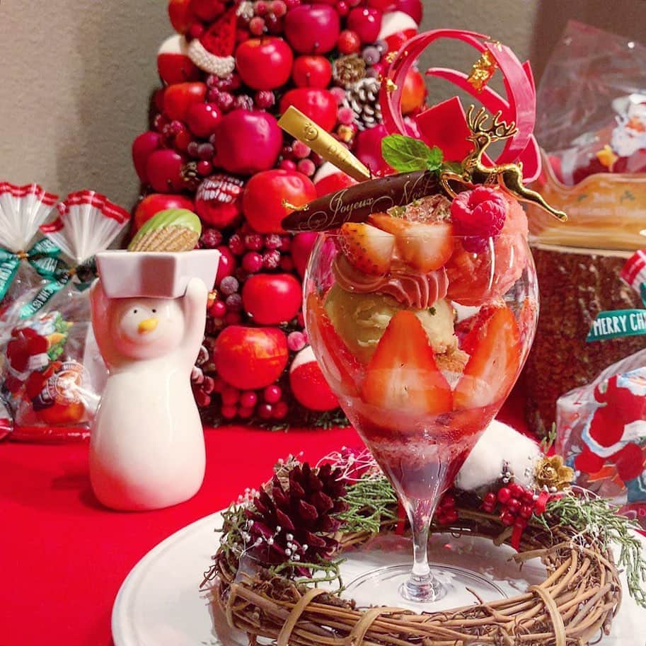 eguchikazuakiのインスタグラム：「おはようございます☀️ さあ今日からデリーモではクリスマスパフェが﻿ スタートします🎄﻿ ﻿ 早々にクリスマスケーキのご予約もありがとうございます😊数量限定なのでなくなり次第完売です﻿ ﻿ クリスマス期間限定パフェ【ラストクリスマス】﻿ ついに販売開始、嬉しいです‼️﻿ 一つ一つ丁寧に仕上げていきますよ﻿ クリスマスプレゼント🎁みたいな、サンタクロースをアレンジしたパフェだから。﻿ ﻿ そして今回のパフェはお皿にリースを付けました🎄﻿ めちゃくちゃ可愛く写真撮れますよ笑🍫﻿ クリスマスは華やかに🎄﻿ ﻿ 皆さんの気持ちが上がるような素敵なパフェに仕上がっています、みんな遊びに来てくださいね👋🏻  #delimmo #デリーモ #クリスマス #クリスマスパフェ #チョコレート #チョコレートパフェ #ラストクリスマス #ピスタチオ #イチゴ #サンタクロース #江口和明 #eguchikazuaki #パティシエ #ショコラティエ #予定変更 #食べに行こう」