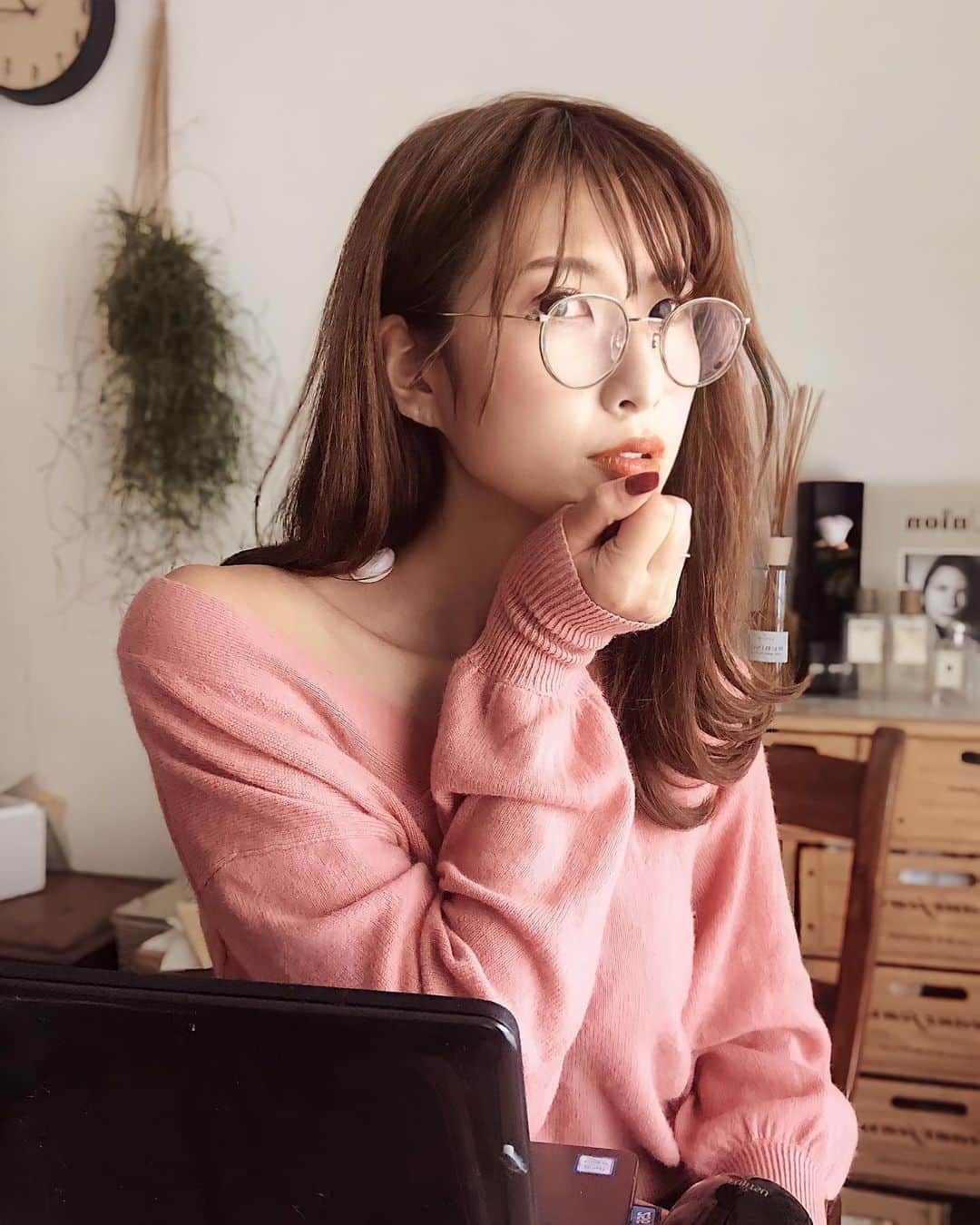 l.lily1013さんのインスタグラム写真 - (l.lily1013Instagram)「在宅ワークが増えて なんでもオンラインになりましたね！  パソコンの前にいる時間も増えた方多いのでは？？ 私はさらに重い荷物を持つことが多くて、 首肩がカッチカチに凝ってて辛くって😭  本気で辛い日はいっちょ前のおっさんみたいに突然駅で肩回しとかしちゃっててヤバい😂 毎回美容院で首肩の凝りがすごいと言われる😂 マッサージだって毎日行けるわけないし💦  なんとかならんものかと エステーから出ている 『 OnStyle 首肩ポイント温熱 』を使ってみて ラクになったよー😭✨  ちっちゃくてお灸みたいな感じで 首や肩に貼ると ジワーっとあっためてくれるの😊✨  短時間で集中力にコリをほぐしてくれるよ😆❤ ドラッグストアで手軽に買えるのも有難い✨✨  https://onstyle.st-c.co.jp/  #リモートワーク #リモート  #在宅ワーク #在宅勤務 #デスクワーク #在宅ワークママ #主婦日記 #男の子ママ #女の子ママ #オフィスカジュアル #オフィスコーデ #オフィスネイル #肩こりひどい  #PR#オンスタイル#ポイント温熱#肩こり#首こり#疲労回復#おうち時間#肩こりやばい」11月6日 8時57分 - l.lily1013