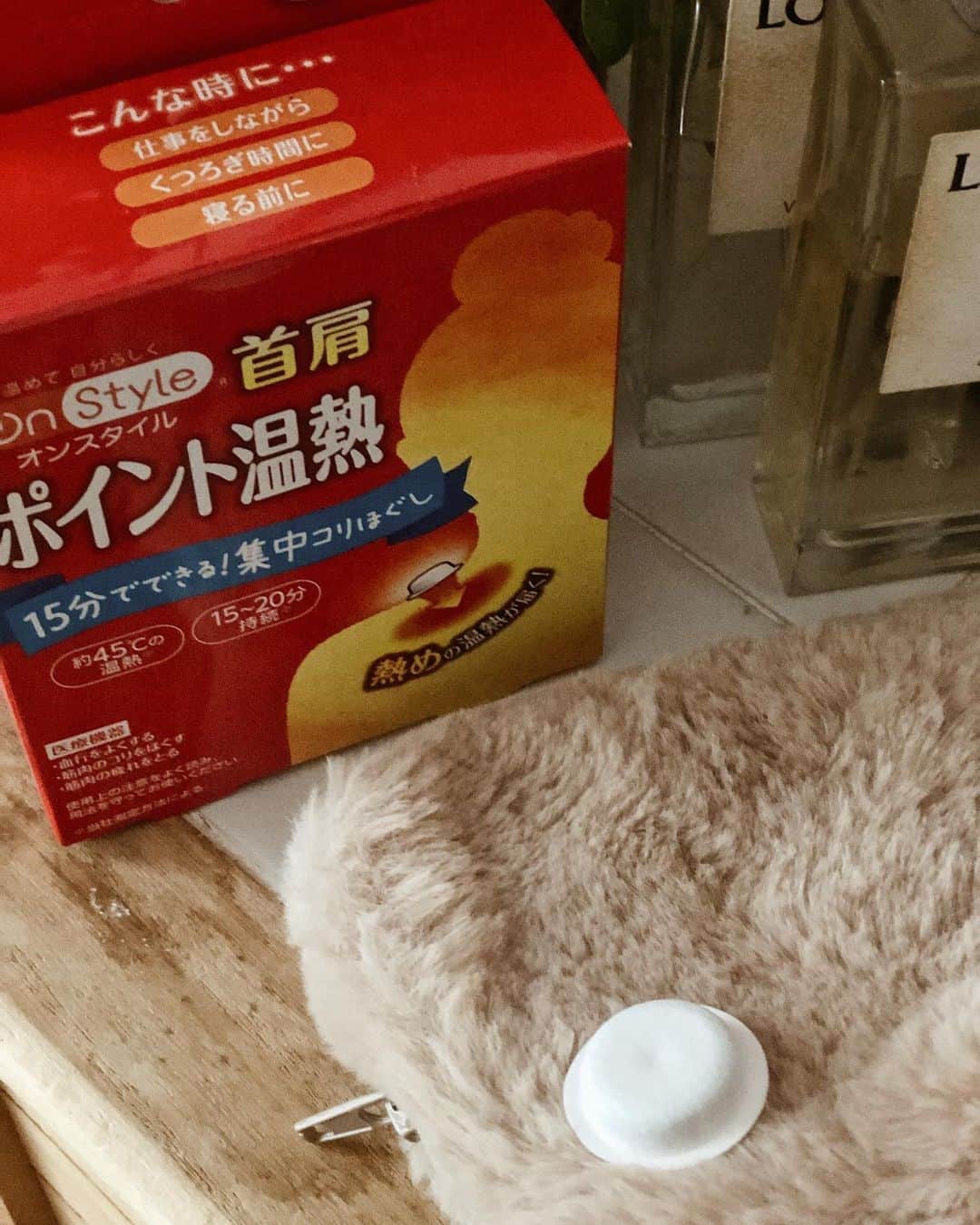 l.lily1013さんのインスタグラム写真 - (l.lily1013Instagram)「在宅ワークが増えて なんでもオンラインになりましたね！  パソコンの前にいる時間も増えた方多いのでは？？ 私はさらに重い荷物を持つことが多くて、 首肩がカッチカチに凝ってて辛くって😭  本気で辛い日はいっちょ前のおっさんみたいに突然駅で肩回しとかしちゃっててヤバい😂 毎回美容院で首肩の凝りがすごいと言われる😂 マッサージだって毎日行けるわけないし💦  なんとかならんものかと エステーから出ている 『 OnStyle 首肩ポイント温熱 』を使ってみて ラクになったよー😭✨  ちっちゃくてお灸みたいな感じで 首や肩に貼ると ジワーっとあっためてくれるの😊✨  短時間で集中力にコリをほぐしてくれるよ😆❤ ドラッグストアで手軽に買えるのも有難い✨✨  https://onstyle.st-c.co.jp/  #リモートワーク #リモート  #在宅ワーク #在宅勤務 #デスクワーク #在宅ワークママ #主婦日記 #男の子ママ #女の子ママ #オフィスカジュアル #オフィスコーデ #オフィスネイル #肩こりひどい  #PR#オンスタイル#ポイント温熱#肩こり#首こり#疲労回復#おうち時間#肩こりやばい」11月6日 8時57分 - l.lily1013