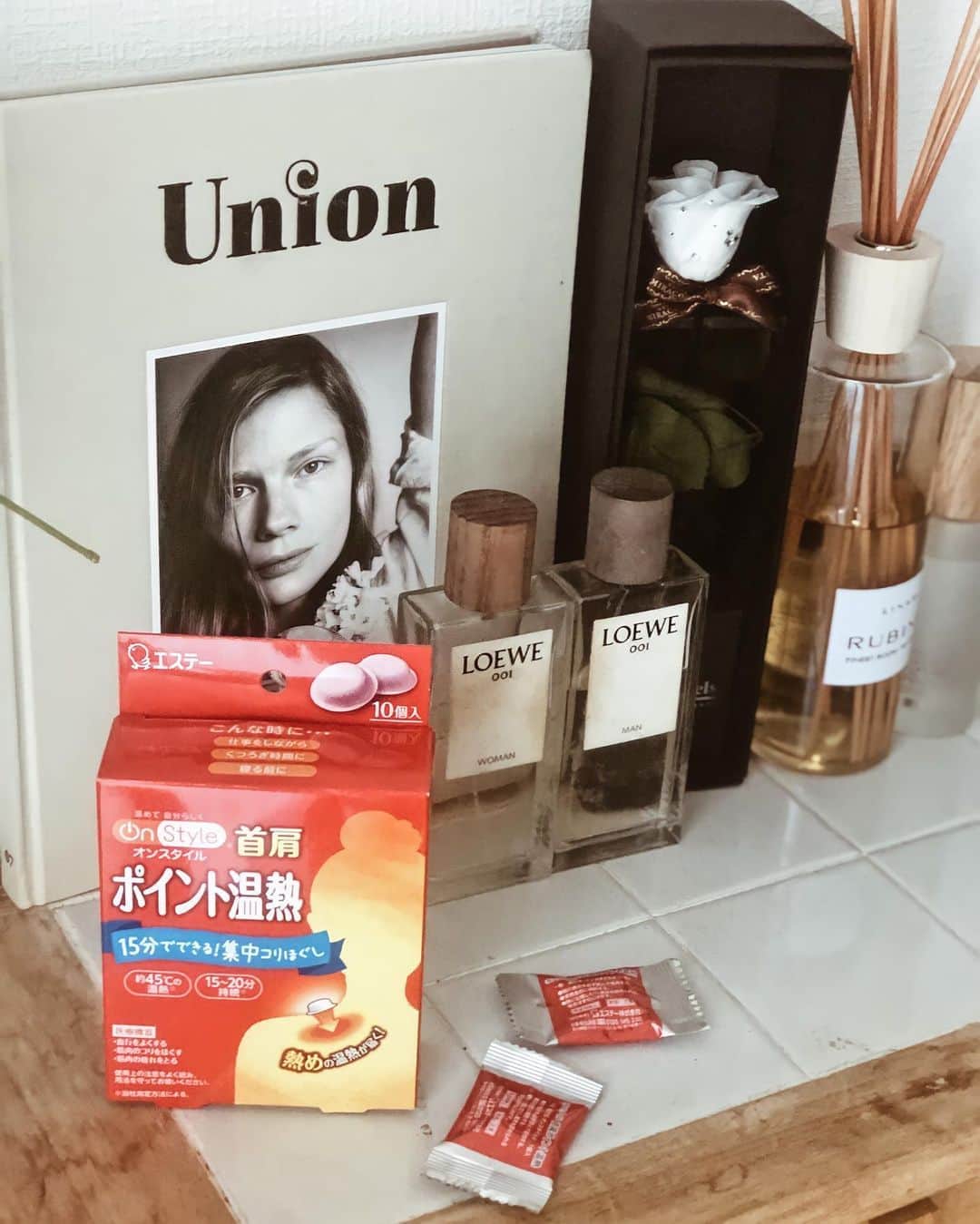 l.lily1013さんのインスタグラム写真 - (l.lily1013Instagram)「在宅ワークが増えて なんでもオンラインになりましたね！  パソコンの前にいる時間も増えた方多いのでは？？ 私はさらに重い荷物を持つことが多くて、 首肩がカッチカチに凝ってて辛くって😭  本気で辛い日はいっちょ前のおっさんみたいに突然駅で肩回しとかしちゃっててヤバい😂 毎回美容院で首肩の凝りがすごいと言われる😂 マッサージだって毎日行けるわけないし💦  なんとかならんものかと エステーから出ている 『 OnStyle 首肩ポイント温熱 』を使ってみて ラクになったよー😭✨  ちっちゃくてお灸みたいな感じで 首や肩に貼ると ジワーっとあっためてくれるの😊✨  短時間で集中力にコリをほぐしてくれるよ😆❤ ドラッグストアで手軽に買えるのも有難い✨✨  https://onstyle.st-c.co.jp/  #リモートワーク #リモート  #在宅ワーク #在宅勤務 #デスクワーク #在宅ワークママ #主婦日記 #男の子ママ #女の子ママ #オフィスカジュアル #オフィスコーデ #オフィスネイル #肩こりひどい  #PR#オンスタイル#ポイント温熱#肩こり#首こり#疲労回復#おうち時間#肩こりやばい」11月6日 8時57分 - l.lily1013