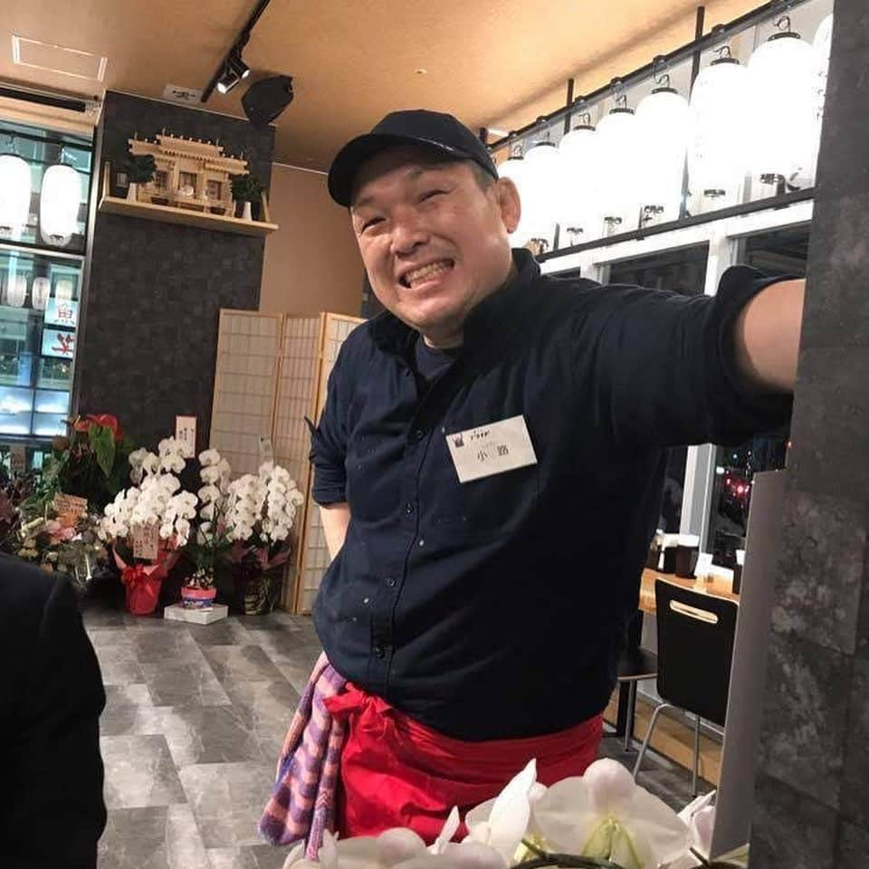 小路晃さんのインスタグラム写真 - (小路晃Instagram)「【幹部社員さん募集のお知らせ】 当社経営のラーメン店『麺バル プライド』にて、幹部候補となる方を募集します！  「一杯のラーメンで人の心と身体を温めたい」 株式会社A-STYLEはそんな思いから創業しました。味と心を伝えるフード・エンターテイメントで常に元気を発信し、一杯のラーメンに感謝の気持ちを込めて、明日への生きる希望と勇気を提供します。私たちが運営するラーメン居酒屋業態「麺バルプライド」のNo.1メニューは戦後富山に根付いたご飯のおかずになる昔ながらの濃い醤油味、富山ブラックラーメン。厳選したスープ絡みの良い麺、極太メンマ、鶏ガラと魚介の旨み研究を重ね、「俺のブラック」は富山の代表として県内外からの多くの称賛、承認を得ています。 故郷富山の食文化である富山ブラックラーメンを後世に伝承するため、魂を込めて一杯を作り上げています。  ラーメン店・居酒屋など飲食店での勤務経験に関わらず、 現場での商材開発・人材育成・店舗改善・マネジメントなど ラーメン店の新しい「価値」を創造し、現場で引っ張っていく力を求めています！  【具体的には】 ・接客／オーダー受注／レジ業務 ・調理／仕込み／盛り付け ・在庫管理 ・シフト管理 ・売上管理 ・アルバイトスタッフの教育 ・マネジメント業務 ・通販サイト・動画コンテンツの運営 など  【お店について】 1日の来客数： 200～300名ほど お客様層：会社員からファミリー層・観光客まで幅広く 人員体制：4～6名ほど 営業：前半（10:00～19:00） 後半（16:00～24:30）  【応募資格・条件】 ＼ 学歴・経験不問 ／ 未経験の方もぜひチャレンジしてください！ 【こんな方も大歓迎します！】 〇調理経験あり 〇マネジャー経験あり 〇PC業務経験あり 〇動画作成・SNS更新等が得意  【勤務時間】 1日8時間×週5日勤務 勤務形態：シフト制 シフト時間幅：10:00～24:30 残業は基本的にありません。（月平均5時間程度です） （実働8時間・休憩あり）  【月給】月給30万円～50万円 ※年齢・経験を考慮の上、当社規定により決定します ※試用期間6ヶ月あり（その間は月給25万円～） ※固定残業代を含む（時間超過分は別途支給） ※直近半年間の残業は月平均5時間ほどですが、必ず支給しています。 【諸手当】 交通費支給／時間外手当／役職手当 福利厚生／雇用保険／社会保険制度あり 給与改定 年2回（昨年実績：月額5.5万円昇給） 無料駐車場完備／制服貸与 まかない割引あり 年末年始休暇／シフトにより月7日以上休み（有給休暇含む） ＼ 社員同士の交流も ／ 社員さんの有給消化１００％ 誕生会・懇親会の開催  株式会社A-SYLEは故郷富山の食文化である富山ブラックラーメンを後世に伝承し、常に元気を発信し、一杯のラーメンに感謝の気持ちを込めて、明日への生きる希望と勇気を提供します。店舗を通じて、人と人がつながり、豊かな生活をおくれるように、良質な情報を伝え続け、成長し続けます。ぜひ、私たちと共に素晴らしい人生の時間を共有しましょう！ ご応募ご連絡お待ちしております。 株式会社A-STYLE代表取締役 小路　晃 #社員さん募集中  #幹部候補募集  #ラーメン店で働く人はカッコイイ  #ラーメン店で独立希望 #富山にUターン #富山県就活 #富山駅前で働く #麺バルプライド  #小路晃  #pride  #アスリートのセカンドキャリア支援」11月6日 8時57分 - shoji74