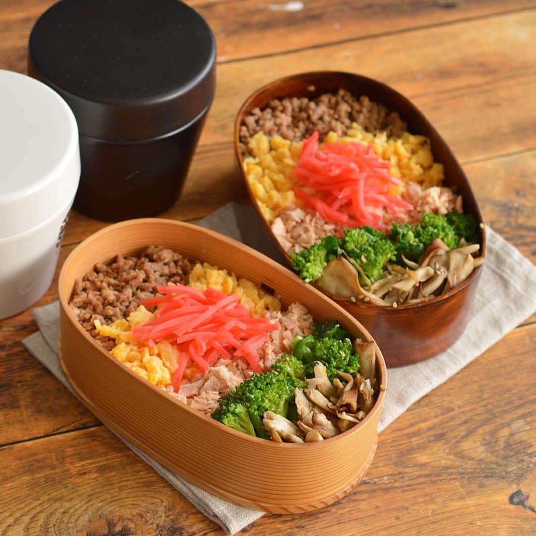 yukiyoのインスタグラム：「2020.11.6* ・ #金曜日のそぼろ弁当 ・ 肉そぼろ 玉子そぼろ 鮭フレーク（生鮭から作ったら色が…） ブロッコリーナムル 舞茸梅酢炒め 紅生姜 ・ お湯を入れるお味噌汁 ・ ・ 毎日お弁当作ってますが 何故かバタバタして撮れなかったり… 何だろ 何か毎日走り回ってる気がする ・ #仕事は別に忙しくない笑 ・ ・ 今週もお疲れ様でした！ 良い週末を ・ ・ #そぼろ弁当 #金曜日の乗っけ弁当 #乗っけ弁 #お弁当 #obento #bento #lunch #lunchbox #onthetable #japanesefood #暮らし #曲げわっぱ #lin_stagrammer #ロカリ #おうちごはんLover #マカロニメイト #IGersJP」