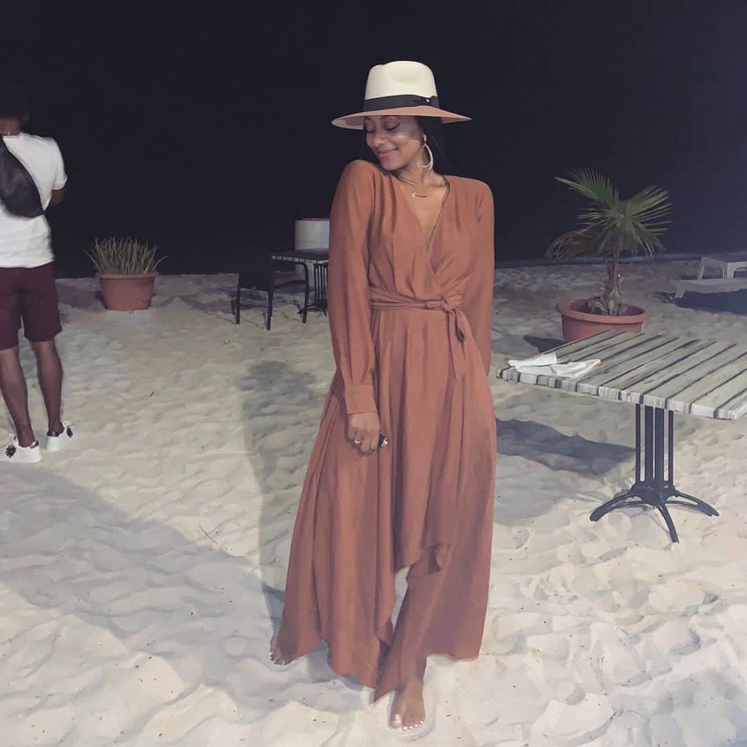 ケリー・ヒルソンのインスタグラム：「I strive to maintain my peace in chaos, my light in darkness. 🧘🏽‍♀️✨」