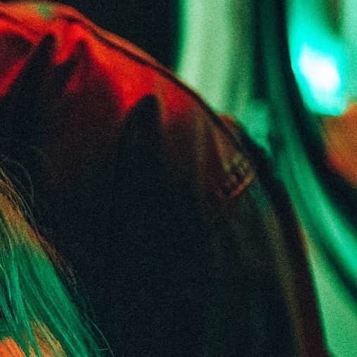 ジャスティンデイビスのインスタグラム：「2020 AW COLLECTION ⠀ “PSYCHOTIC” ⠀ _________  Model: Elena Midori @elena_midori_ Takato Yano @t_san___  Music: Ryo Takahashi (pistachio studio) @aaairyo  Director: Takahito Matsuno(maxilla) @mtssn  Producer: Seiya Suzuki(maxilla) @seiya02_23  Production Manager: Yudai Ishii(maxilla) @_yudai_ishii_ Daichi Tanaka(maxilla) @tnkdddd Yohei Miyata Aoi Isobe Manji-Low  Director of Photography: Junpei Suzuki @junpeisuzuki155  Chief Assistant: Shunsuke Hamada 2nd Assistant Camera: Mizuho Matsuda  3rd Assistant Camera: Takayuki Ota   Lighting Engineer: Ryo Takahashi @ryotakahashi34  Lighting Assistant: Koichi Ito Yasuyuki Imai Junichi Amari Shinpei Kawasaki Hiroki Ikeyama Thukasa Hasegawa Ryo Ueda  Still Camera: Yu Kubo @yukubo Kenji Kitazato @kenji.87  Prop Stylist: Emi Kaneko @emi.kaneko_  Props Assistant: Sayuki Miyaushiro Yumi Kawana  Stylist: Sota Yamaguchi  Hair & Make up: MASH __________  #justindavis  #ジャスティンデイビス」