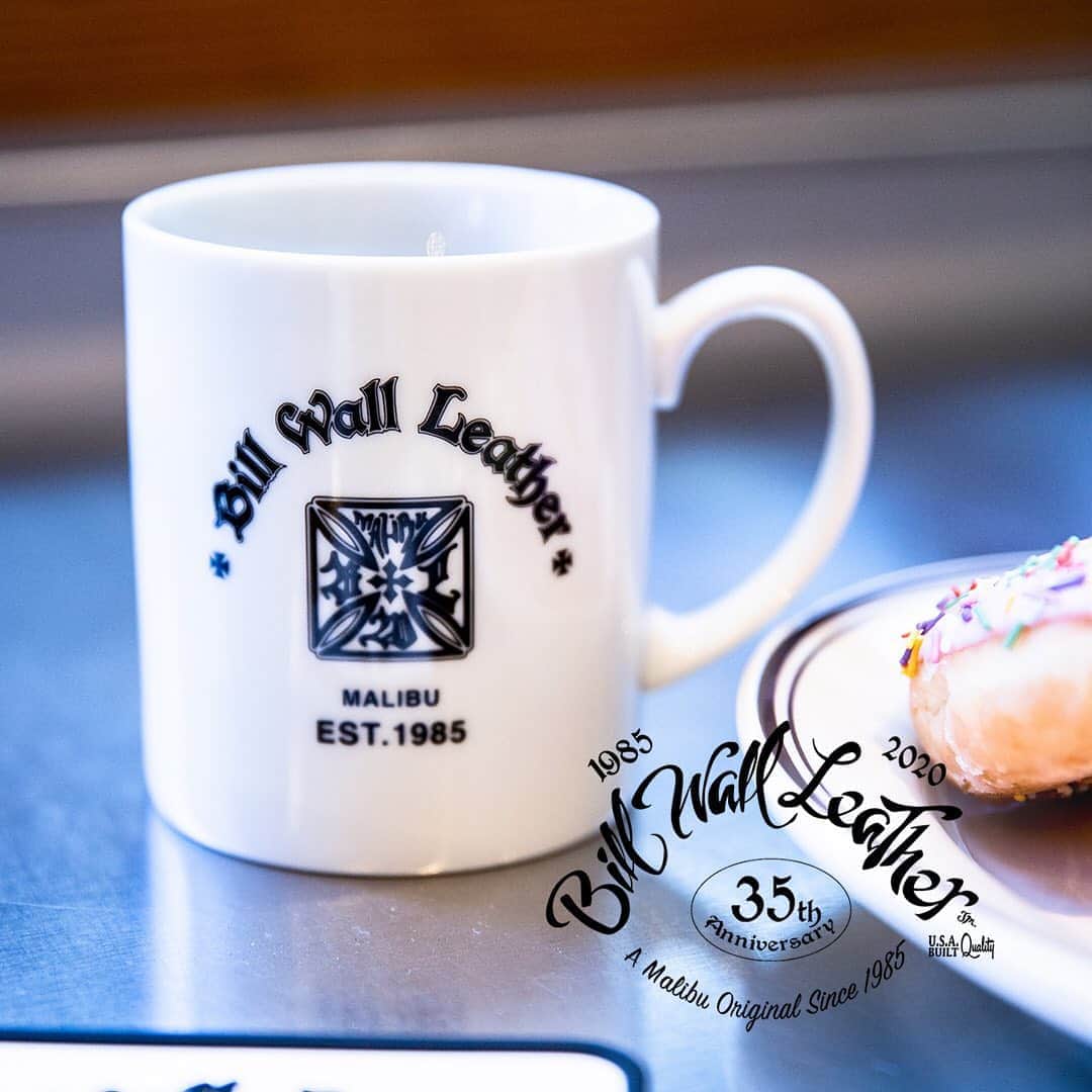 Bill Wall Leather × BEAMSのインスタグラム：「【Information】 Complimentary Novelty Campaign to Commemorate the 35th Anniversary of〈Bill Wall Leather〉 __________  We will be giving out complimentary novelties to commemorate the 35th anniversary of the jewelry brand Bill Wall Leather, which was born in 1985 in Malibu, California. The 1st stage will feature a coaster, while the 2nd stage will feature a mug. Both are special items that depict the atmosphere of California where the brand was born. Do not miss this opportunity as the complimentary novelties will be given to our customers on a first-come, first-served basis. Please ask our staff for details. __________  [Conditions to Receive Complimentary Novelty] ・The complimentary novelty will be given to customers who spend ‎¥20,000 or more (tax excluded) on Bill Wall Leather products, while stocks last. ・During the 1st stage of the campaign, it will be a PVC coaster (October 9th-October 30th); for the 2nd stage, it will be a porcelain mug (November 6th-November 27th). ・Each stage of the campaign will run for 3 weeks, but only while stocks last. ・These complimentary items are not for sale. __________  《BEAMS NEWS》⇨ https://www.beams.co.jp/news/2160/  __________  【＜Bill Wall Leather＞誕生35周年を記念したノベルティーキャンペーン】  1985年カリフォルニア・マリブにて誕生したジュエリーブランド＜Bill Wall Leather＞の誕生35周年を記念し、ノベルティーをご用意しました。第一弾はコースター、そして第二弾はマグカップ。どちらもブランド生誕の地であるカリフォルニアの雰囲気を醸し出すスペシャルアイテムです。お買い上げのお客様先着順でのプレゼントとなりますので、是非この機会をお見逃しなく！詳細は、スタッフまでお問い合わせください。  〈付与条件〉 ・Bill Wall Leatherの商品、税抜き2万円以上のアイテムをお買い上げのお客様へ先着順でプレゼント ・第一弾はPVCコースター（10/9 ～ 10/30）、第二弾は磁器製マグカップ（11/6 ～ 11/27） ・対応期間はそれぞれ3週間ですが、特典アイテムが無くなり次第終了となります ・こちらの特典アイテムは非売品です __________  《BEAMS オフィシャルサイトNEWS》⇨ https://www.beams.co.jp/news/2160/  #billwallleather #beams」