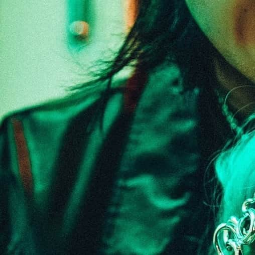 ジャスティンデイビスのインスタグラム：「2020 AW COLLECTION ⠀ “PSYCHOTIC” ⠀ _________  Model: Elena Midori @elena_midori_ Takato Yano @t_san___  Music: Ryo Takahashi (pistachio studio) @aaairyo  Director: Takahito Matsuno(maxilla) @mtssn  Producer: Seiya Suzuki(maxilla) @seiya02_23  Production Manager: Yudai Ishii(maxilla) @_yudai_ishii_ Daichi Tanaka(maxilla) @tnkdddd Yohei Miyata Aoi Isobe Manji-Low  Director of Photography: Junpei Suzuki @junpeisuzuki155  Chief Assistant: Shunsuke Hamada 2nd Assistant Camera: Mizuho Matsuda  3rd Assistant Camera: Takayuki Ota   Lighting Engineer: Ryo Takahashi @ryotakahashi34  Lighting Assistant: Koichi Ito Yasuyuki Imai Junichi Amari Shinpei Kawasaki Hiroki Ikeyama Thukasa Hasegawa Ryo Ueda  Still Camera: Yu Kubo @yukubo Kenji Kitazato @kenji.87  Prop Stylist: Emi Kaneko @emi.kaneko_  Props Assistant: Sayuki Miyaushiro Yumi Kawana  Stylist: Sota Yamaguchi  Hair & Make up: MASH __________  #justindavis  #ジャスティンデイビス」