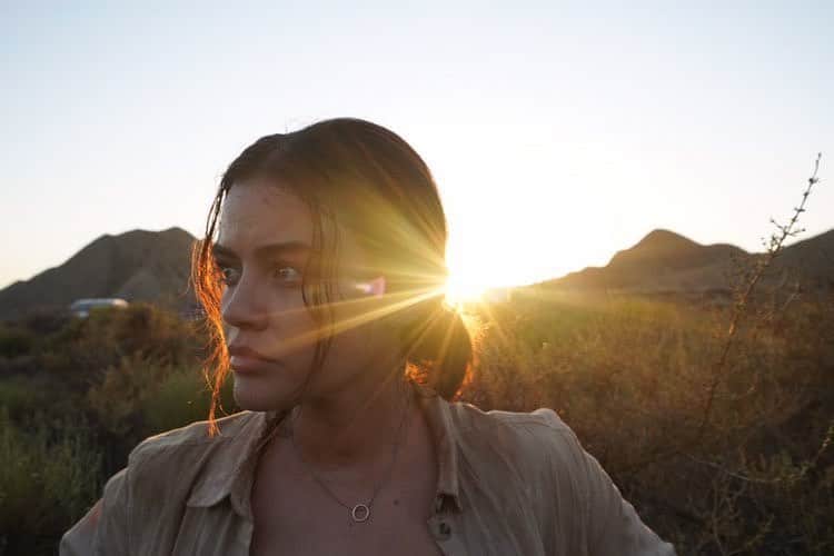 ルーシー・ヘイルのインスタグラム：「🌄📽 @borregofilm / 📷: @ikertonix」