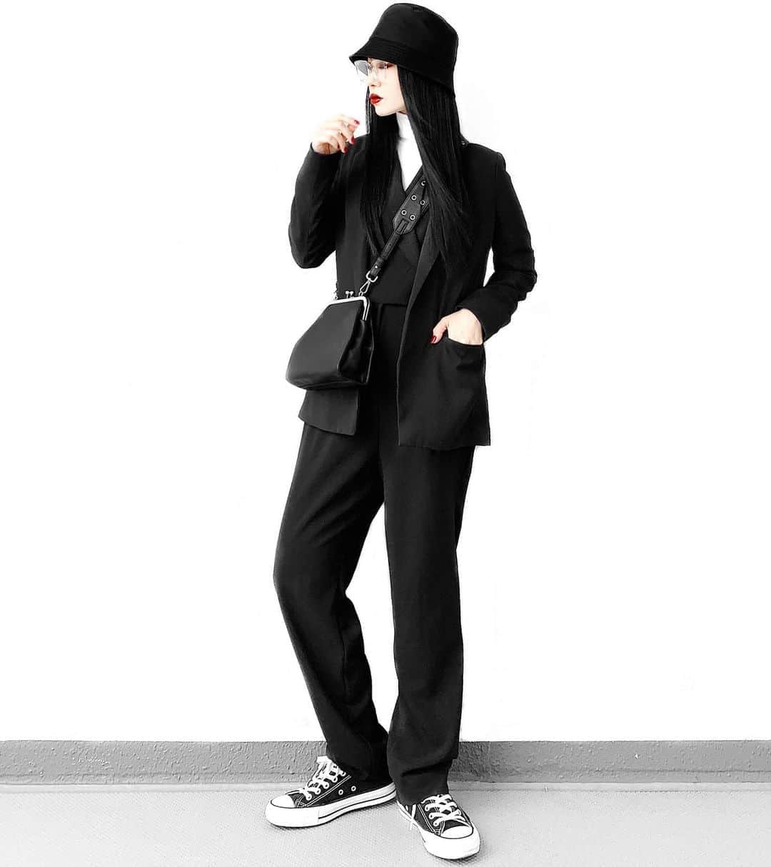 lve_xxxxのインスタグラム：「.﻿ .﻿ 黒に黒を重ね真黒﻿ ﻿ ｵｰﾙｲﾝﾜﾝにｼﾞｬｹｯﾄを羽織って﻿ ｲﾝﾅｰは白ﾀｰﾄﾙ﻿ ﻿ 足元のｺﾝﾊﾞｰｽの白と﻿ 首元のﾀｰﾄﾙの色味合わせ﻿ ﾊﾞﾗﾝｽとってみたり☝️﻿ ﻿ って朝からどーでもよーな﻿ 説明してるの謎😂爆﻿ ﻿ ﻿ ｺｰﾃﾞｱｲﾃﾑ詳細は﻿ WEARをご覧くださいませ。﻿ ﻿ WEAR ： lvexxxx ﻿ 💻 https://wear.jp/sp/lvexxxx/﻿ ﻿ －－－－－－－－－－－－－－－－－－﻿ ﻿ 📢ｺﾒﾝﾄ頂ける際は、﻿ 最新投稿にお願い致します。﻿ ﻿ 過去投稿に頂いた際、気がつかない事もあり﻿ お返事致しかねる場合が御座います🙇‍♀ ️﻿ ﻿」
