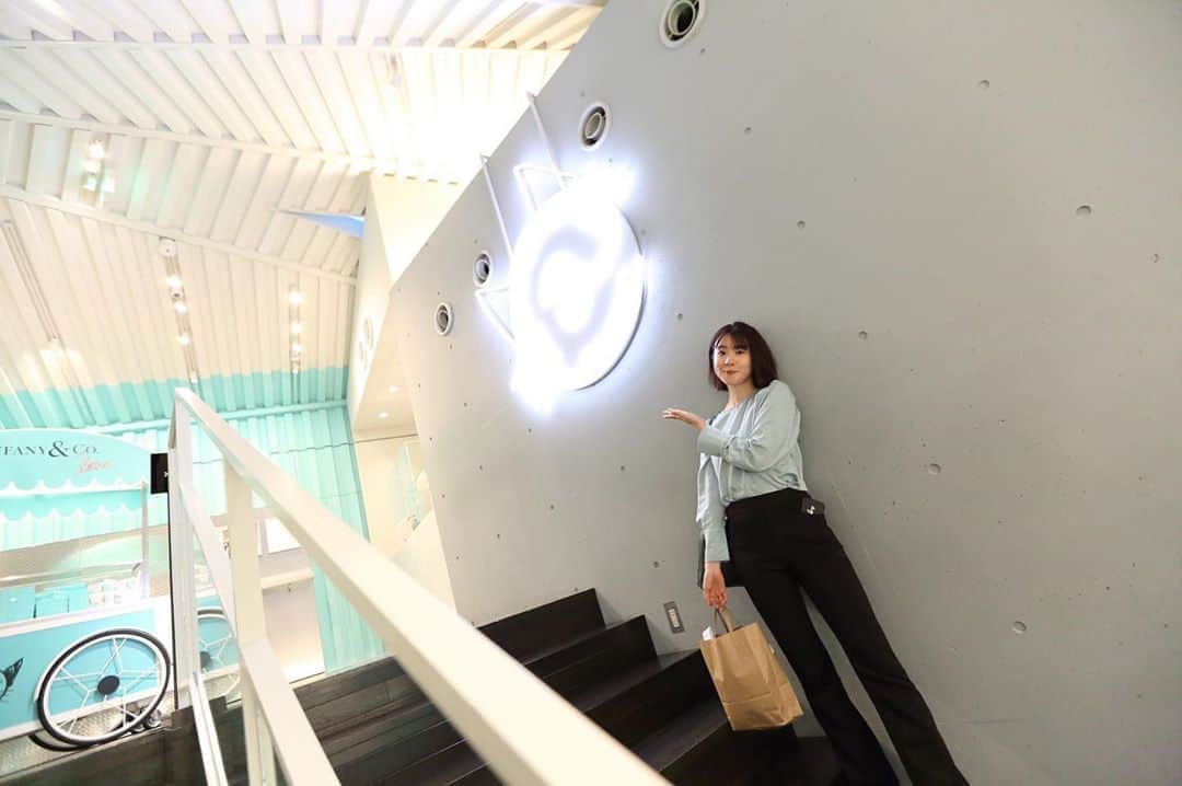 荒木悠衣のインスタグラム：「- カメラのおかげで奇跡の9頭身に昇格した🥰 #tiffanyandco  #tiffanycafe  #ティファニー  #ティファニーカフェ」