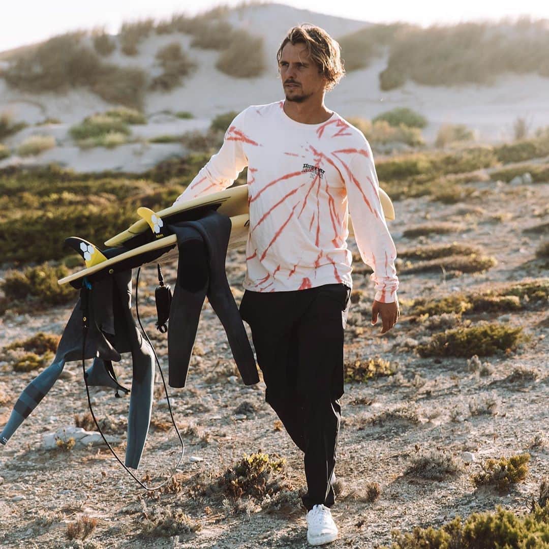 hurleyさんのインスタグラム写真 - (hurleyInstagram)「Stay warm on your beach commute. For those crisp early morning surfs, keep toasty in new fall gear online now.」11月6日 9時37分 - hurley