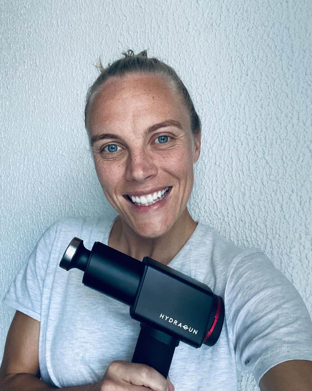 タメカ・バットさんのインスタグラム写真 - (タメカ・バットInstagram)「Stoked to get my hands on this amazing recovery device! Using the #hydragun after training, games and between those double sessions really helps my muscles feel refreshed and ready for the next session! #thefutureofrecovery   Grab a #hyrdagun in the next 2 weeks and be one of the first 20ppl to use this code ‘TAMEKAY50’ to get $50 off! ENJOY!!」11月6日 9時34分 - tamekayallop