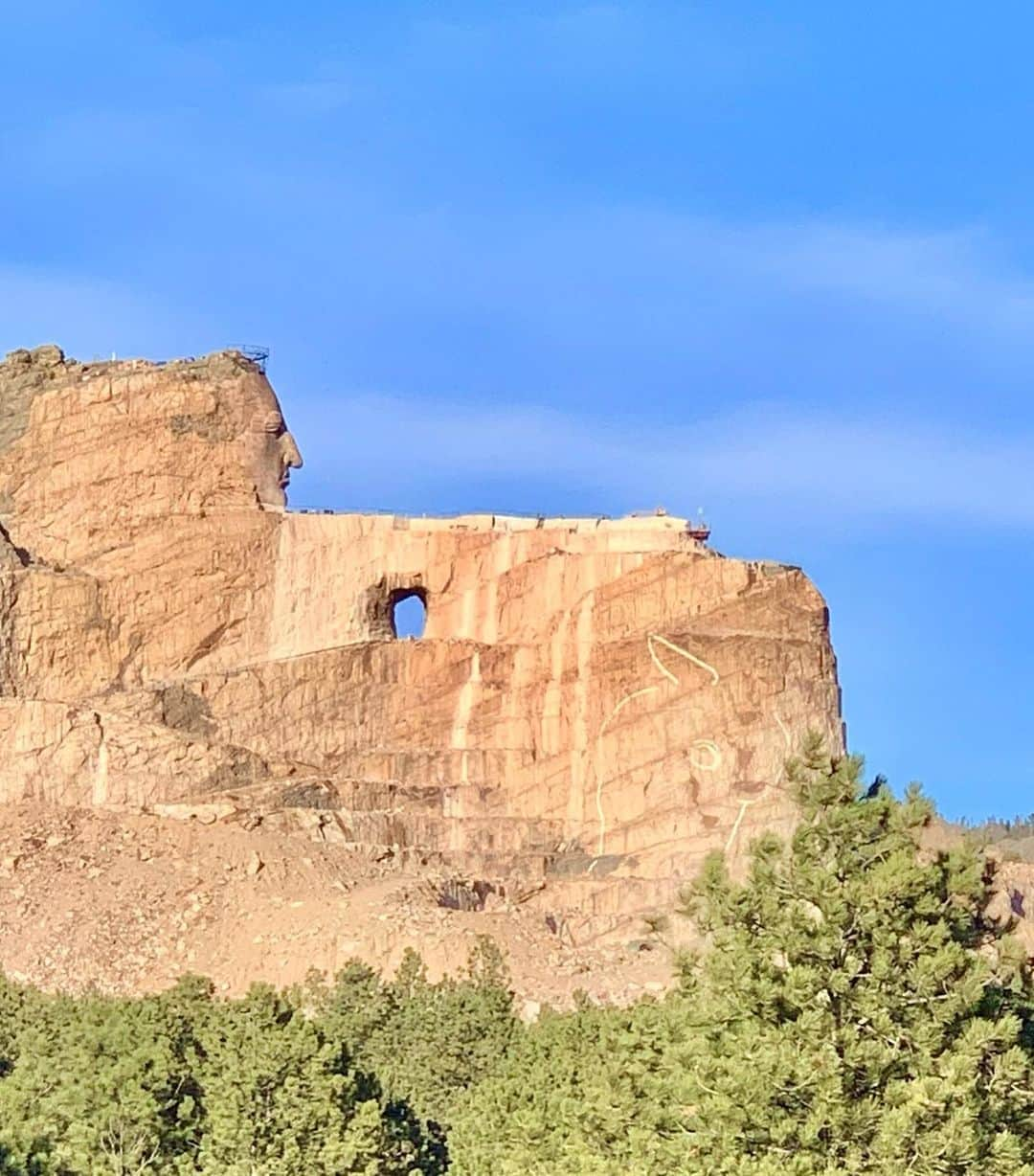 エミリー・デ・レイヴィンさんのインスタグラム写真 - (エミリー・デ・レイヴィンInstagram)「Crazy Horse SD. SO cool😍 And what an interesting story. (Super informative little movie to watch at the welcome center.) According to the folks working here, the monument will be finished in about 30 years (already worked on it for 70!) I was so excited about coming here as I’d never heard of it. Anyone else never heard of this place?!  #crazyhorse #rvlife #roadtrip」11月6日 9時36分 - emiliede_ravin