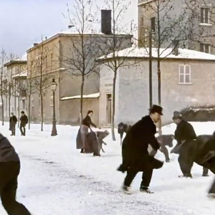 シャニン・ソサモンのインスタグラム：「a girl can dream  ⛄️ 1897, snowball fight via @nytimes」
