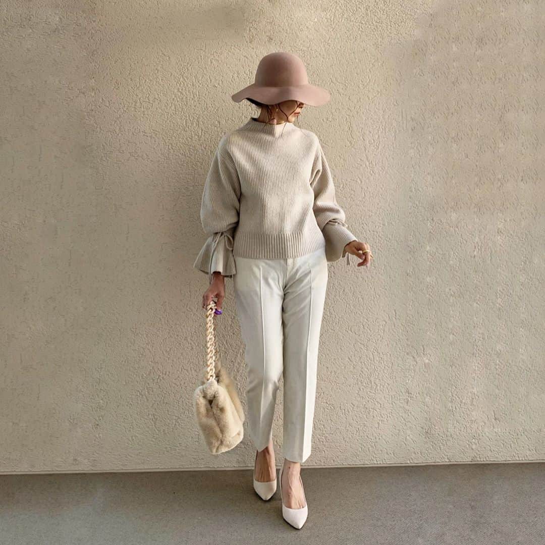 のインスタグラム：「ホワイト購入💪❤️ ウールライクにしたよ❤️ サイズはM  #スマートアンクルパンツ  @uniqlo_ginza  @uniqlo  bag #gu hat #ジーユー tops @gu_for_all_  #キャンディスリーブセーター  shoes  @outletshoes_official   -------------------------------- #こんぶコーデ  #カジュアルコーデ  #大人カジュアル#ママファッション #プチプラ#プチプラコーデ#アラフォーコーデ#アラフォーファッション #40代ファッション #シンプル#シンプルコーデ #ファッション#ママコーデ#ママ#大人可愛い #ゆるコーデ #ママリ #ママリファッション #lucrajp#locari #gu秋コーデ2020  #みんなのguコーデ」